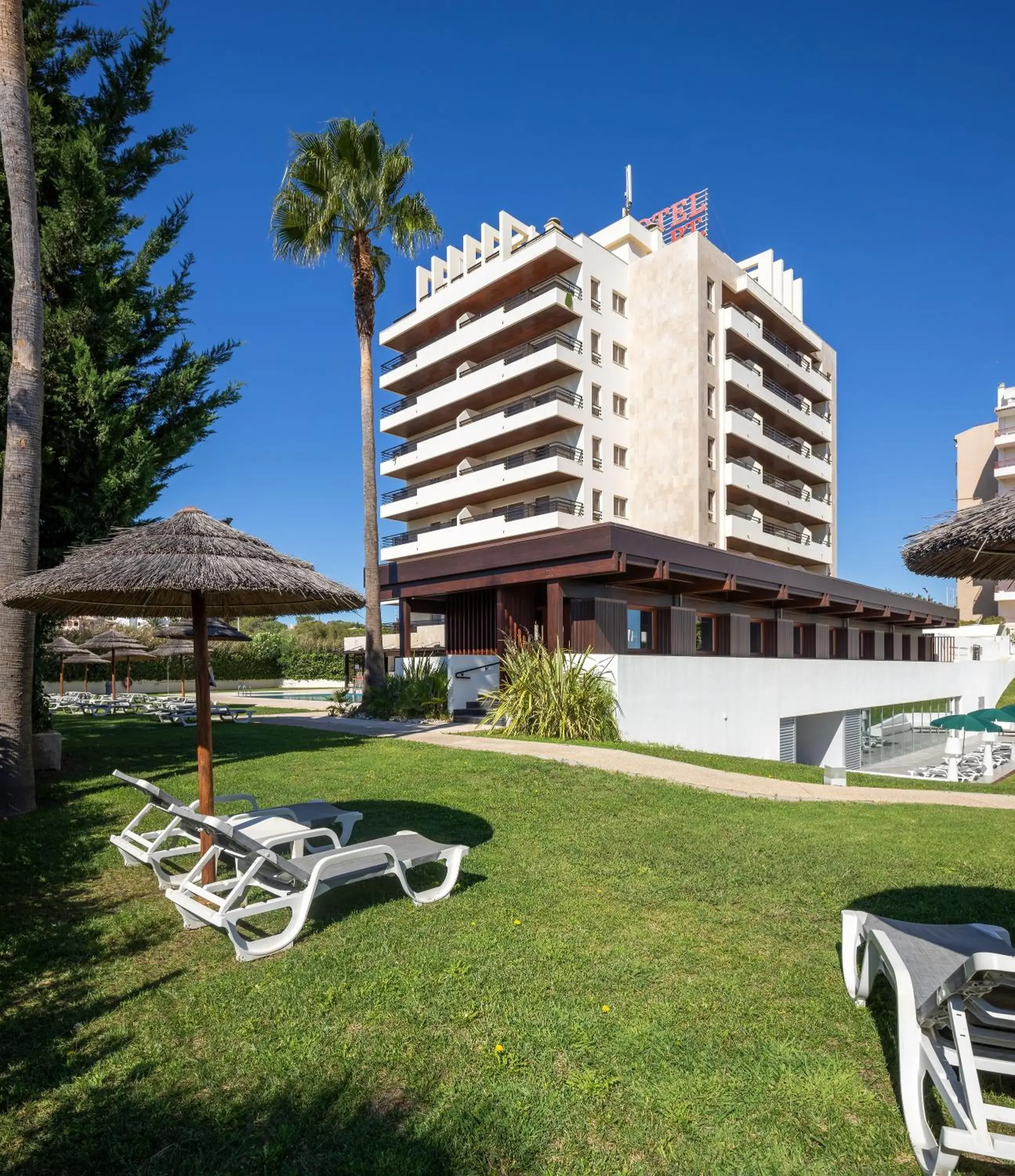 Property building in Interpass Vau Hotel Apartamentos Property building in Interpass Vau Hotel Apartamentos