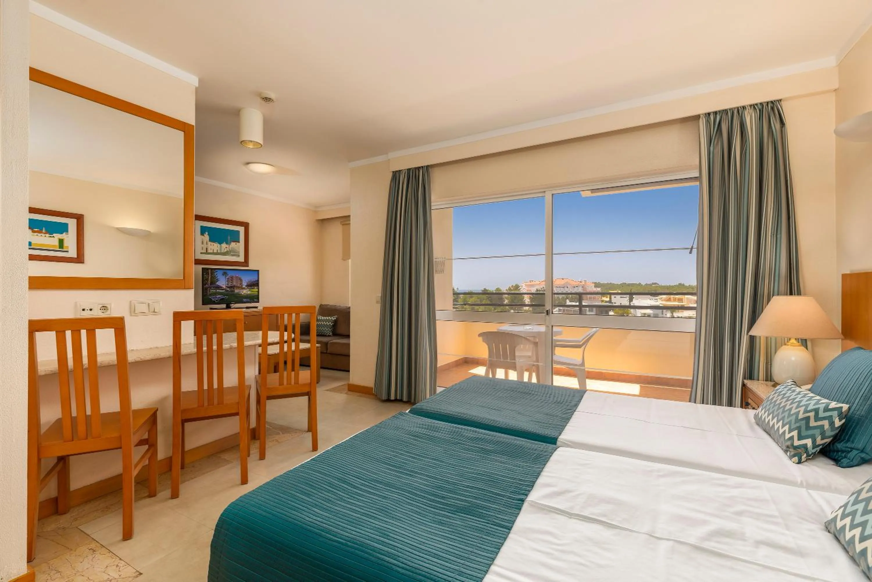 Balcony/Terrace, Bed in Interpass Vau Hotel Apartamentos