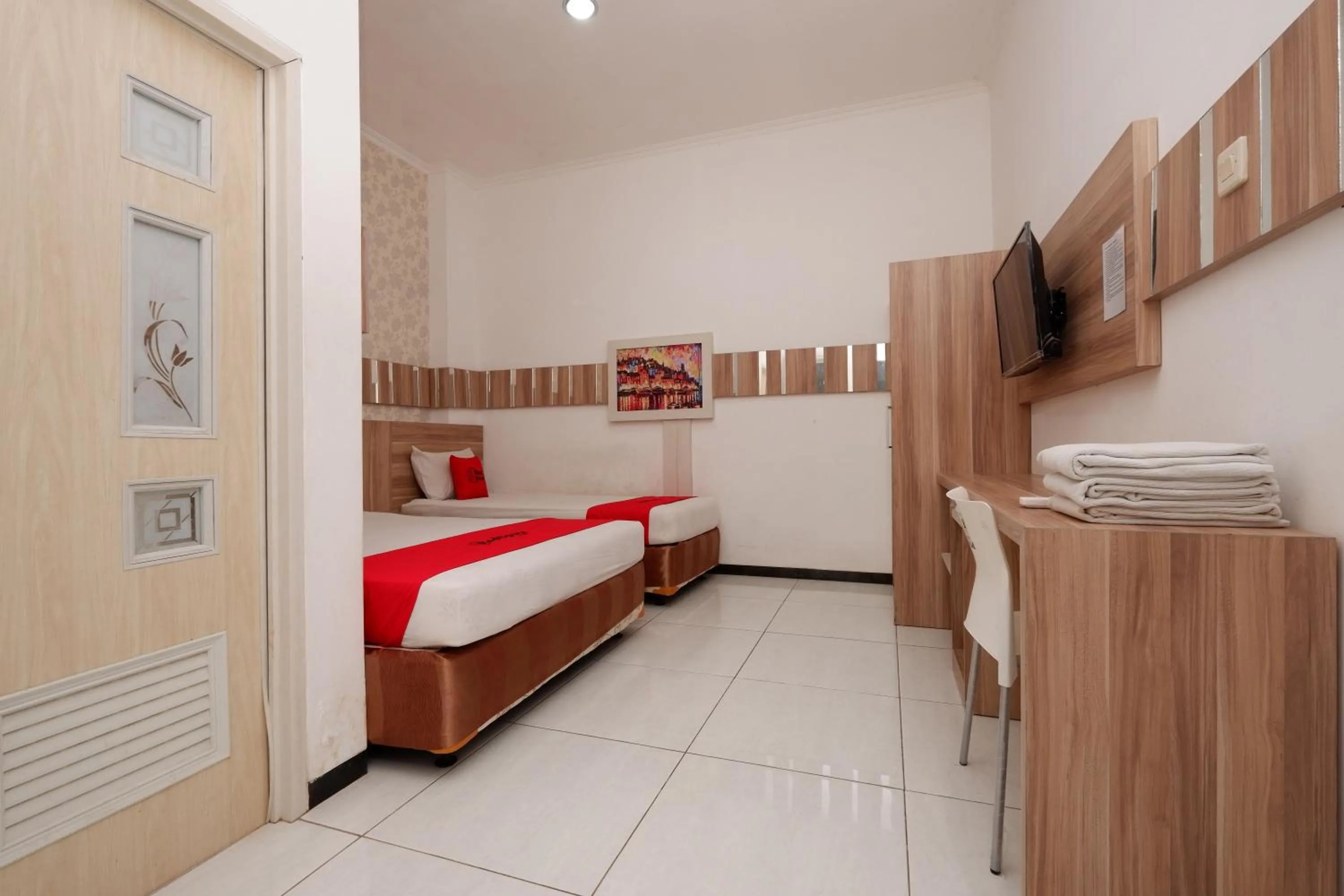 Bedroom, Bed in RedDoorz near Plaza Simpang Lima