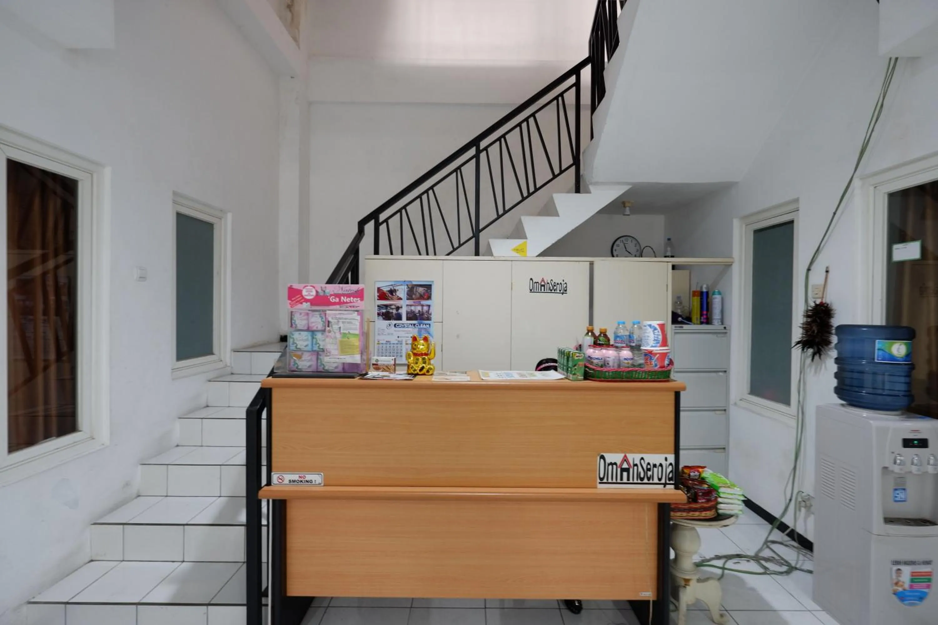 Lobby or reception in RedDoorz near Plaza Simpang Lima