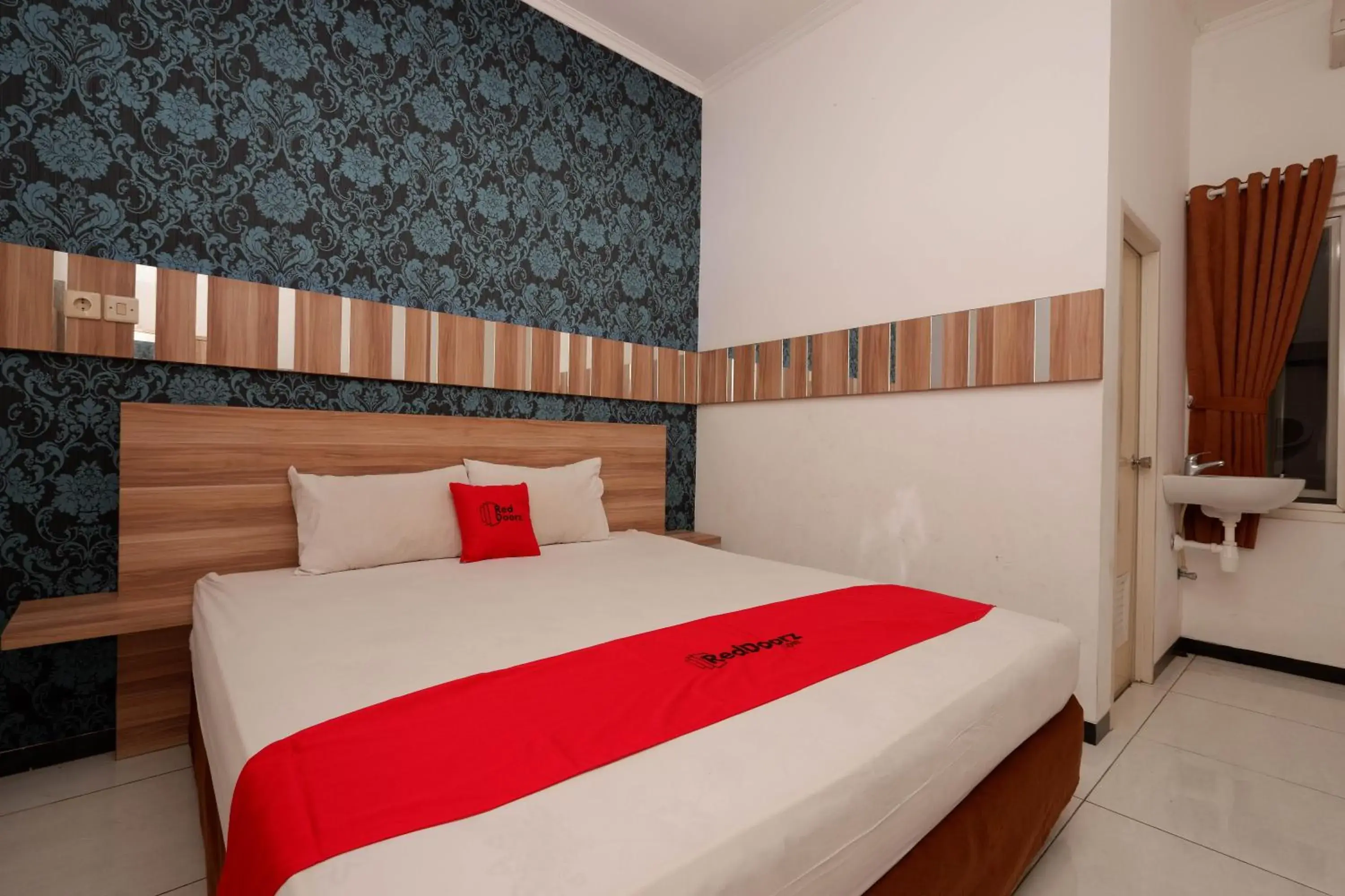 Bedroom, Bed in RedDoorz near Plaza Simpang Lima Bedroom, Bed in RedDoorz near Plaza Simpang Lima