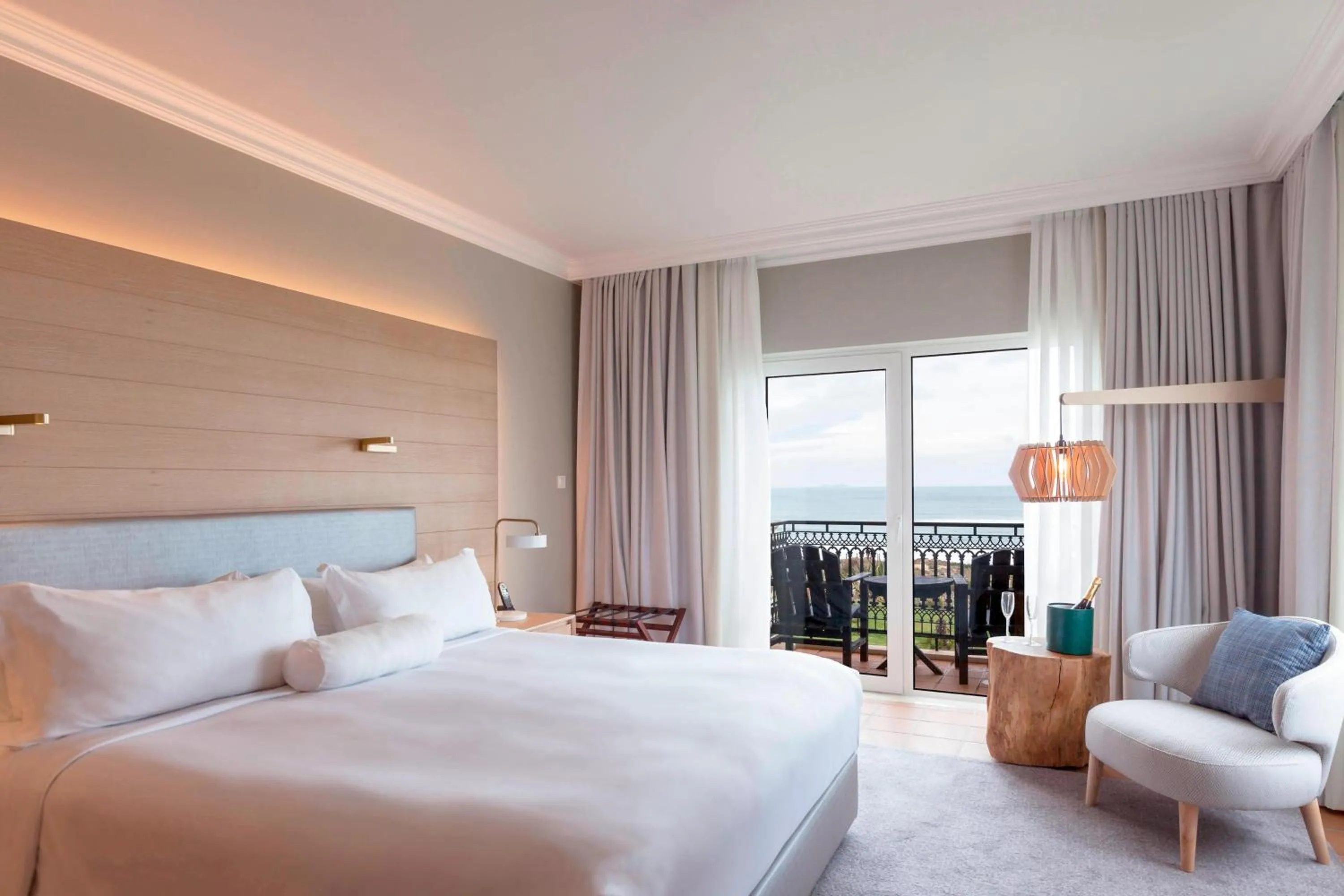 Photo of the whole room, Bed in Praia D'El Rey Marriott Golf & Beach Resort