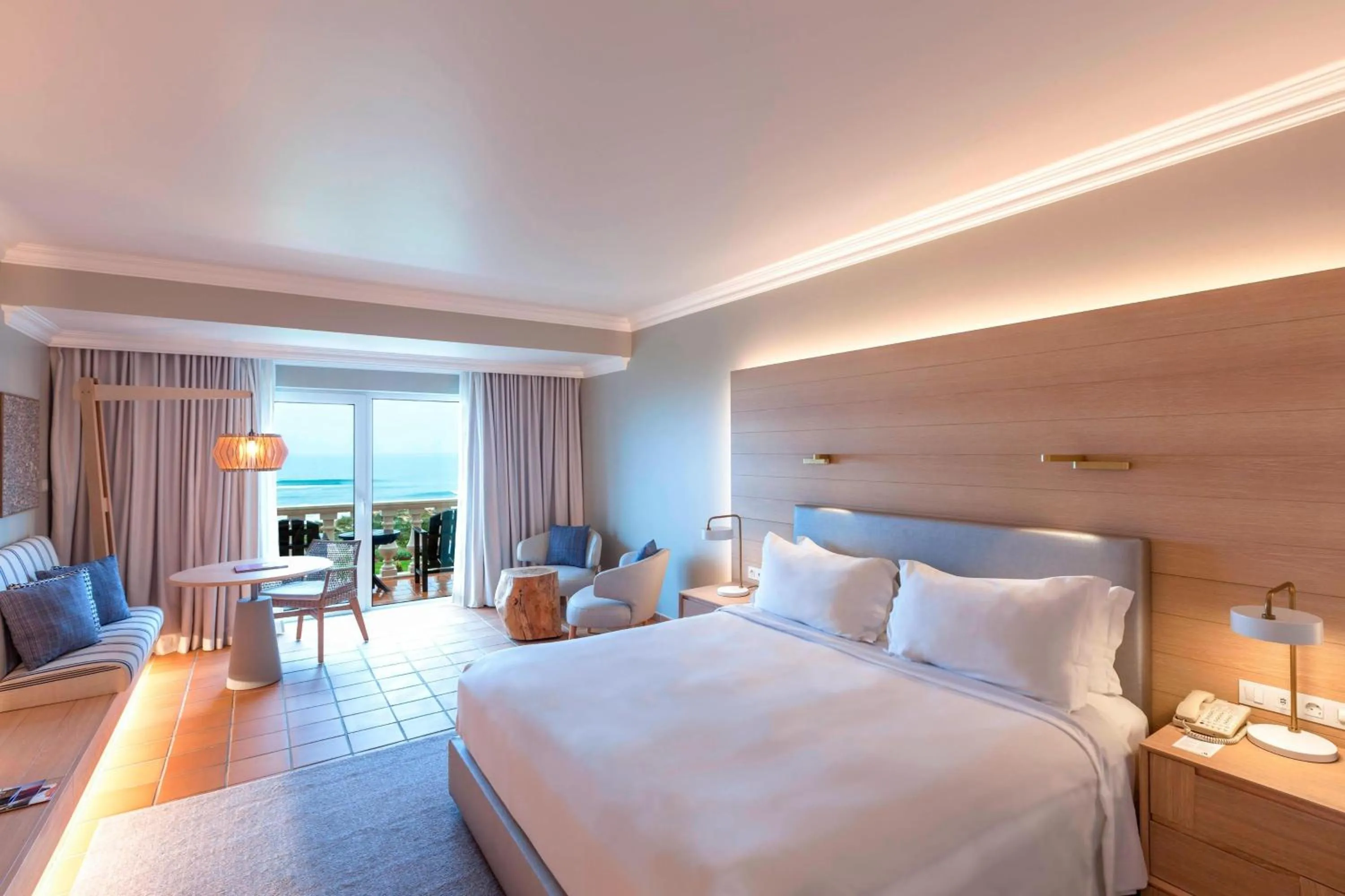 Photo of the whole room, Bed in Praia D'El Rey Marriott Golf & Beach Resort