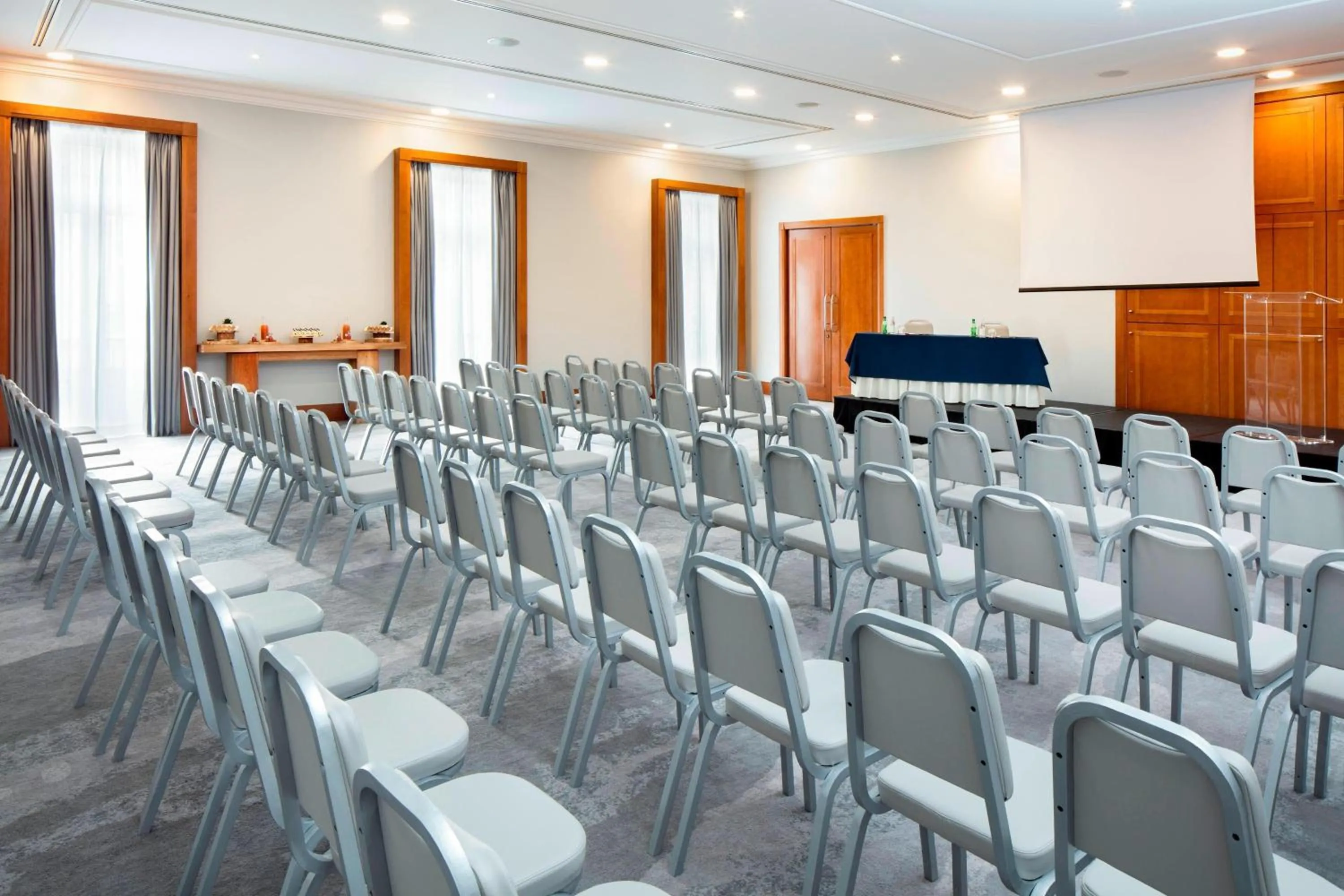 Meeting/conference room in Praia D'El Rey Marriott Golf & Beach Resort
