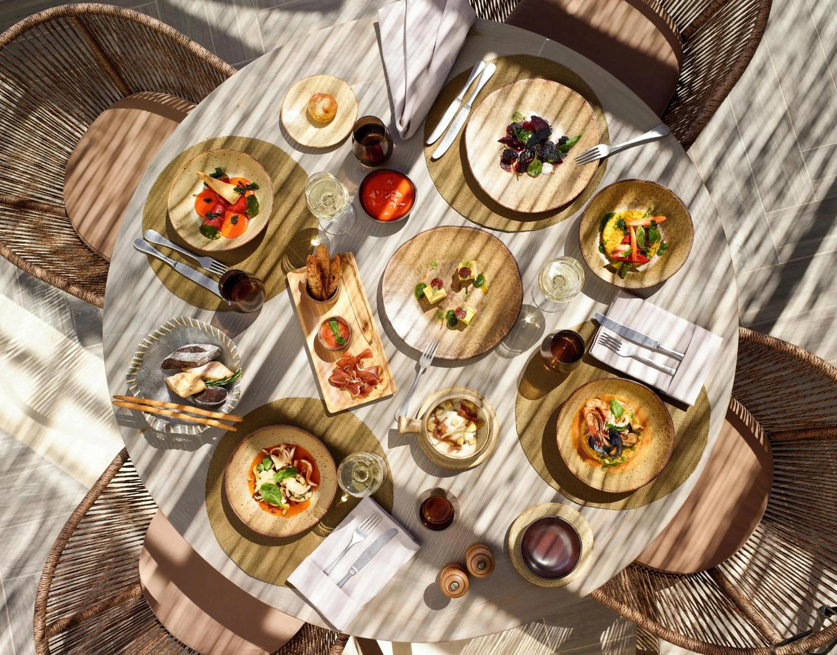 Restaurant/places to eat in Ikos Aria