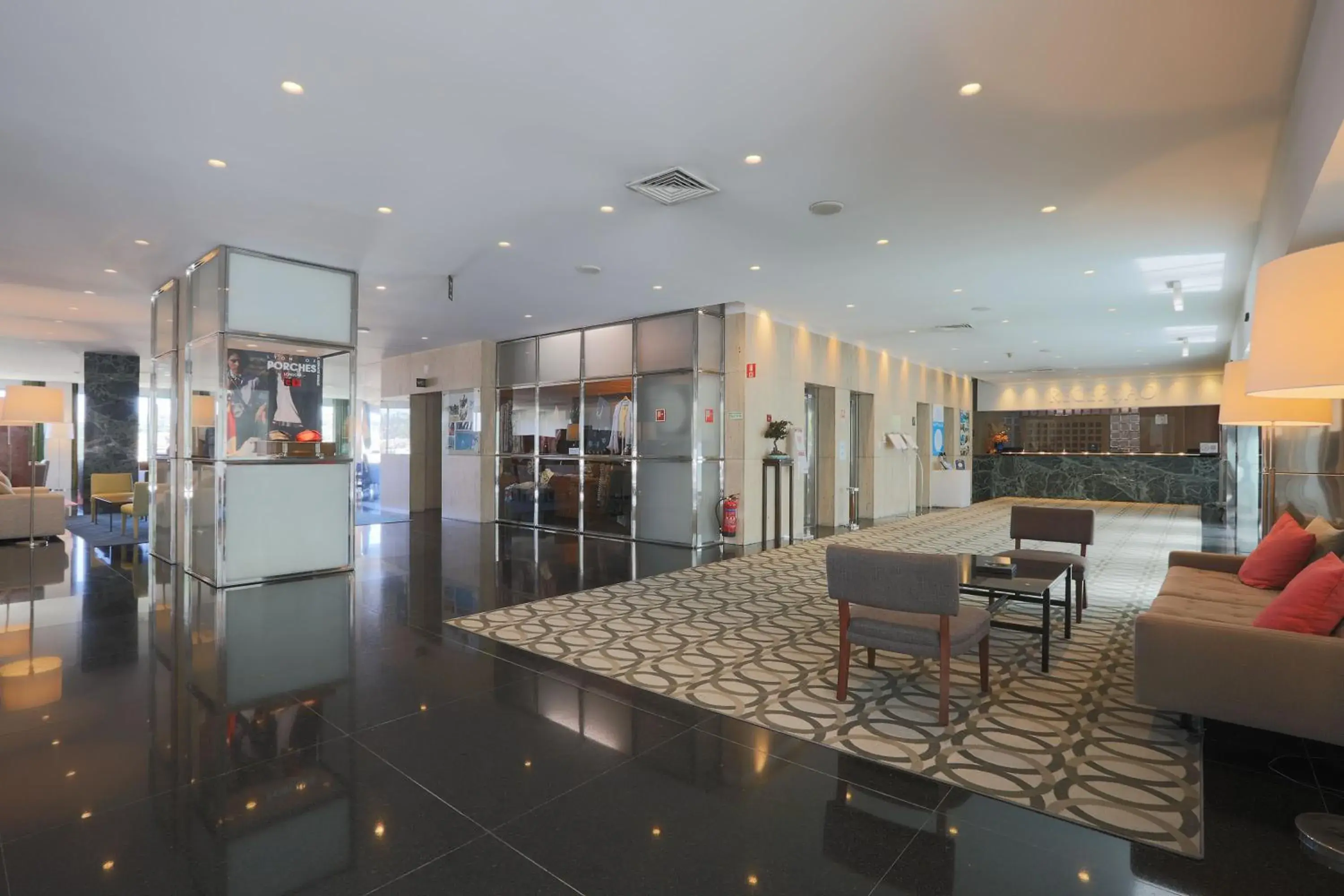 Lobby or reception in Hotel de Guimaraes Business & SPA Lobby or reception in Hotel de Guimaraes Business & SPA