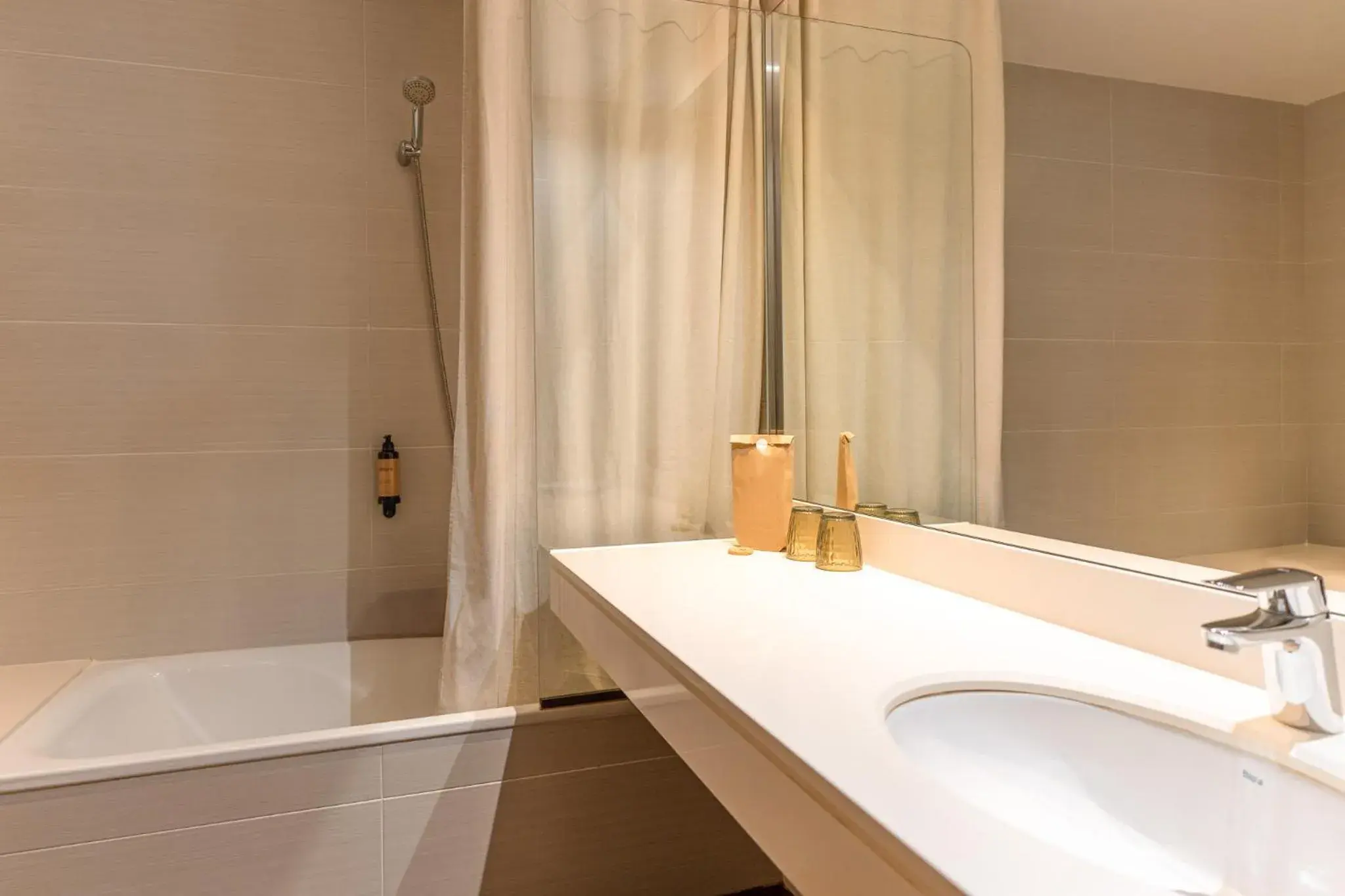 Bathroom in Hotel Lugano Barcelona Bathroom in Hotel Lugano Barcelona