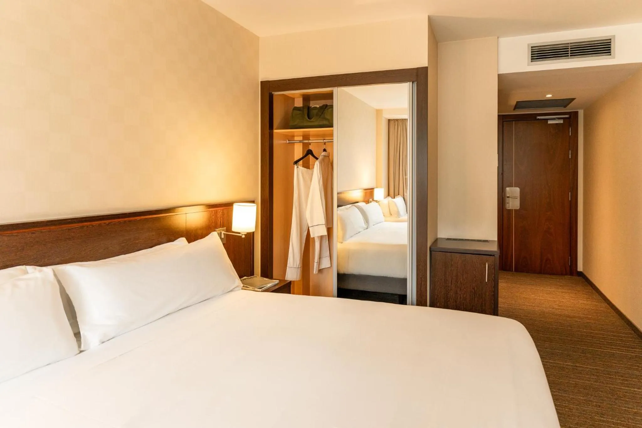 Photo of the whole room, Bed in Hotel Lugano Barcelona