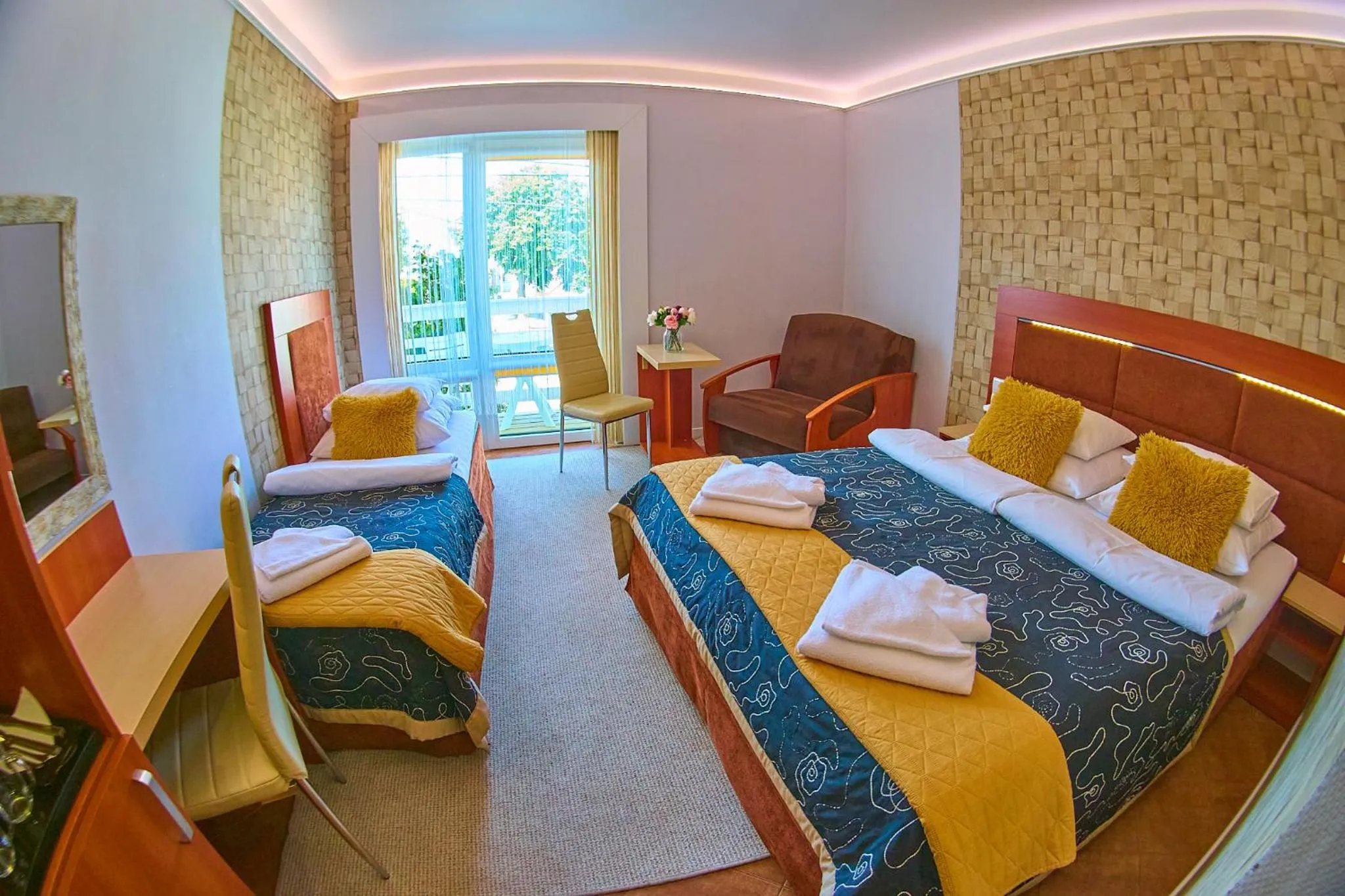 Photo of the whole room, Bed in OW Sargus