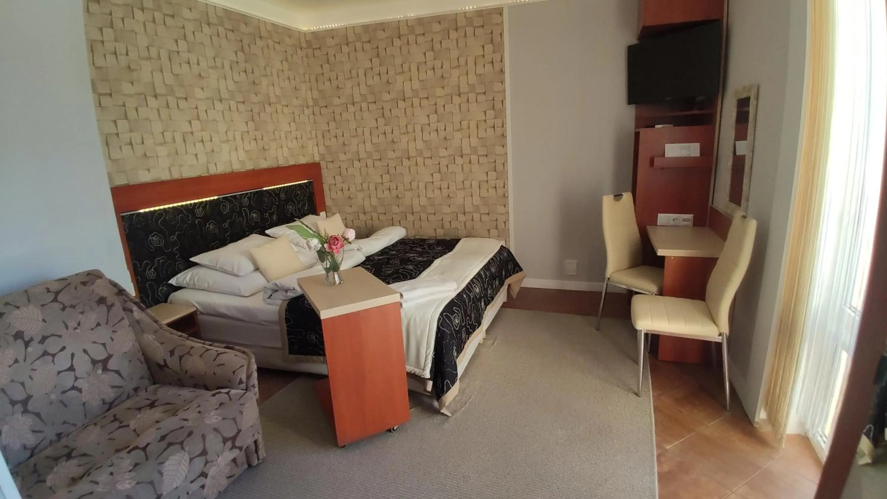 Photo of the whole room, Bed in OW Sargus