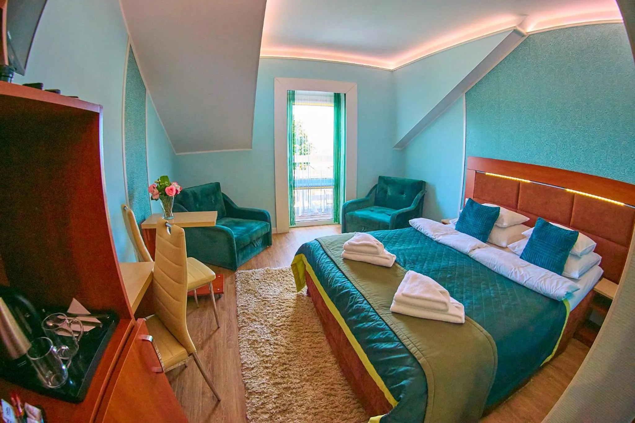 Photo of the whole room, Bed in OW Sargus