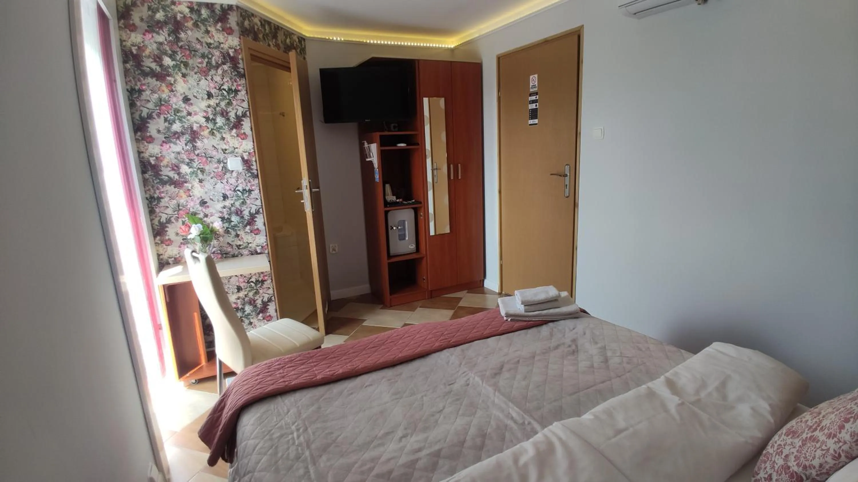 Photo of the whole room, Bed in OW Sargus