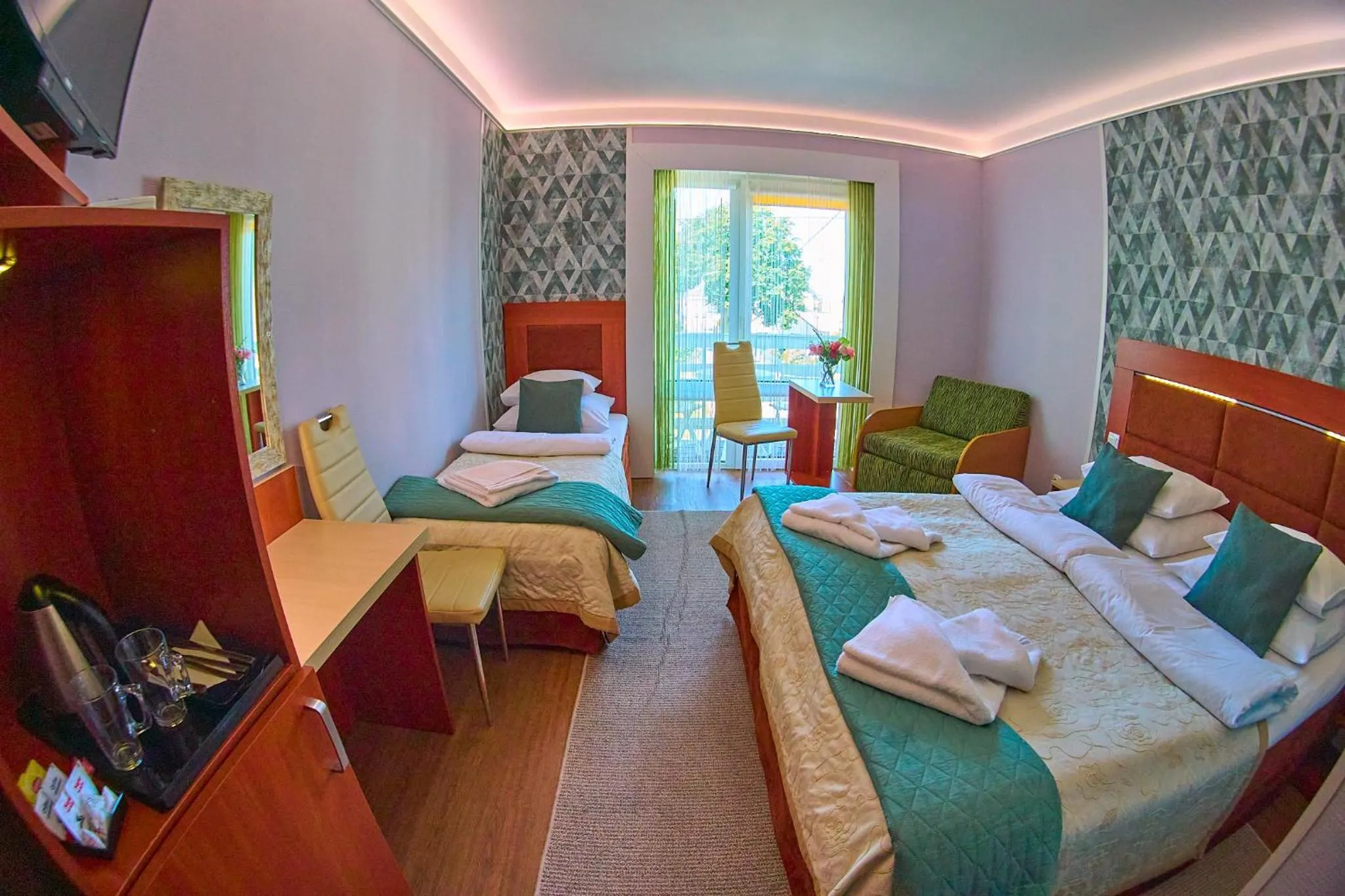 Photo of the whole room, Bed in OW Sargus