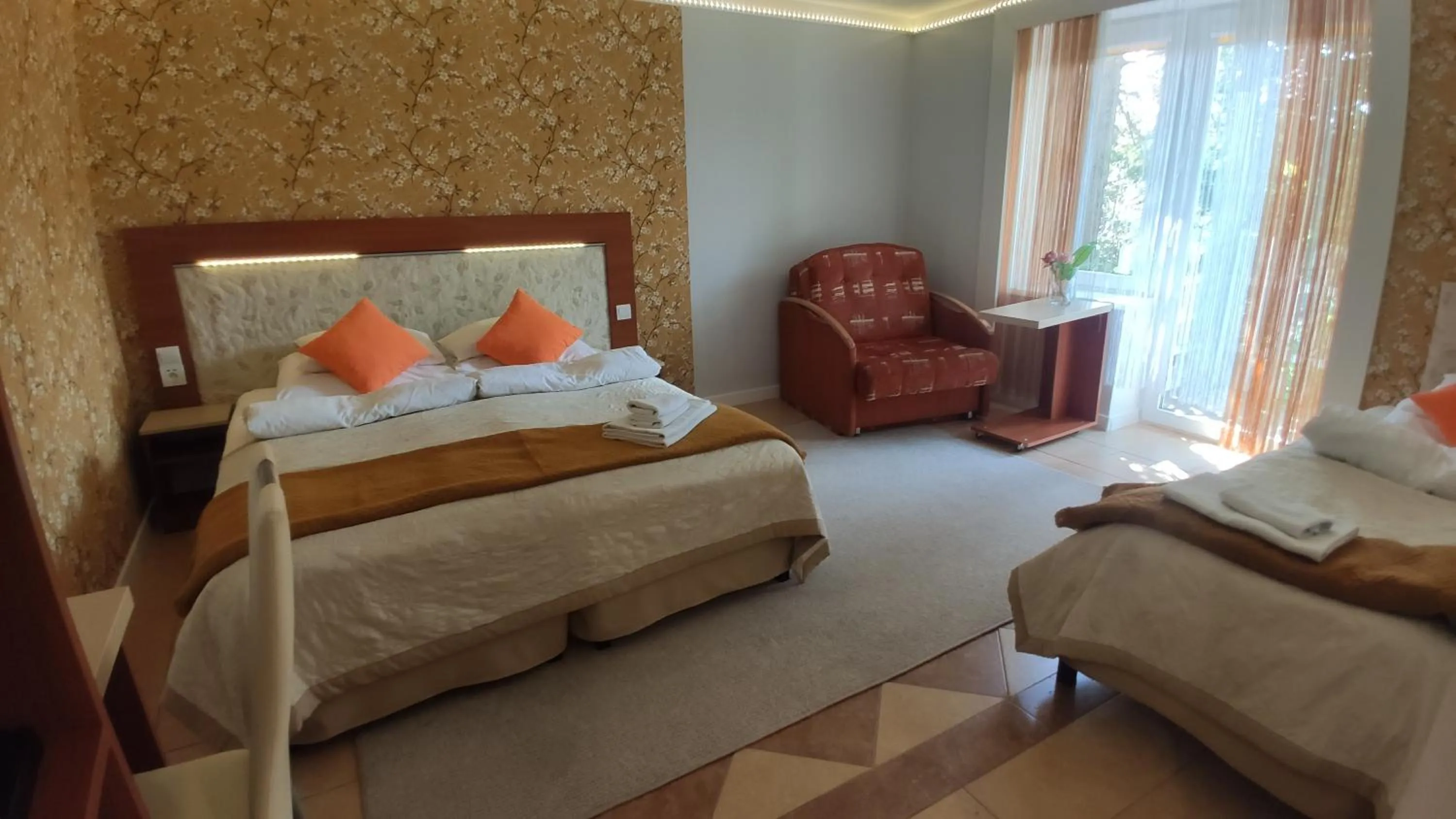 Photo of the whole room, Bed in OW Sargus