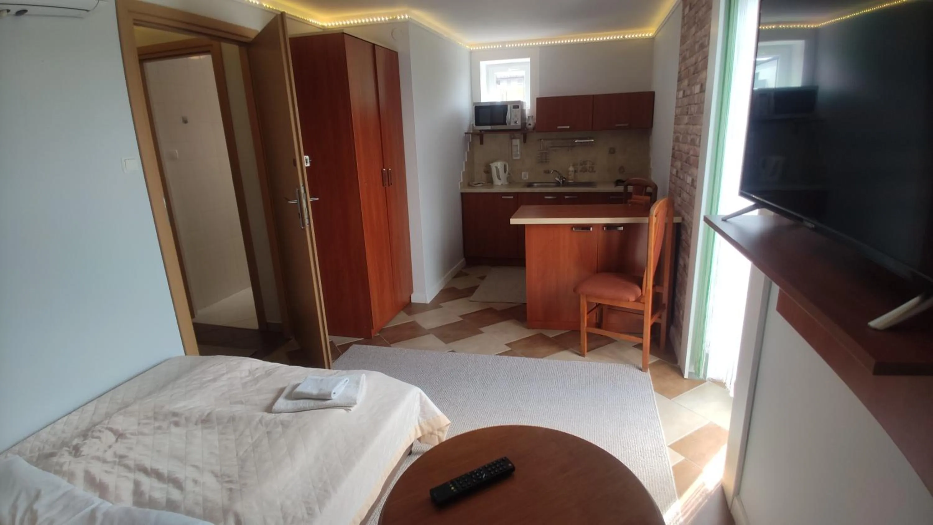 Photo of the whole room, Bed in OW Sargus