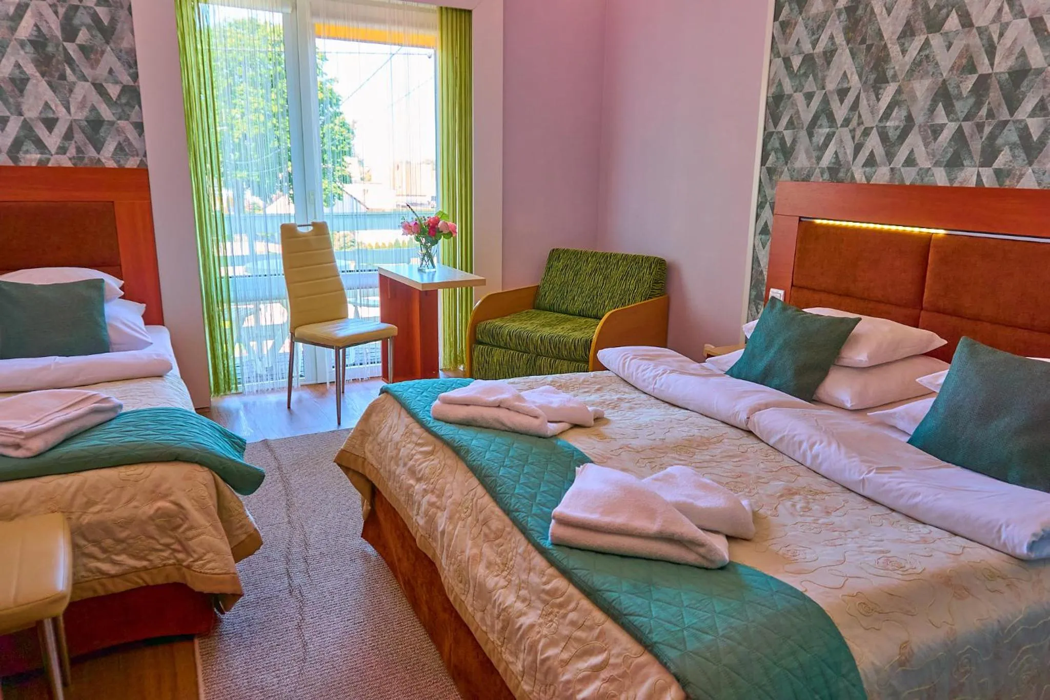 Photo of the whole room, Bed in OW Sargus