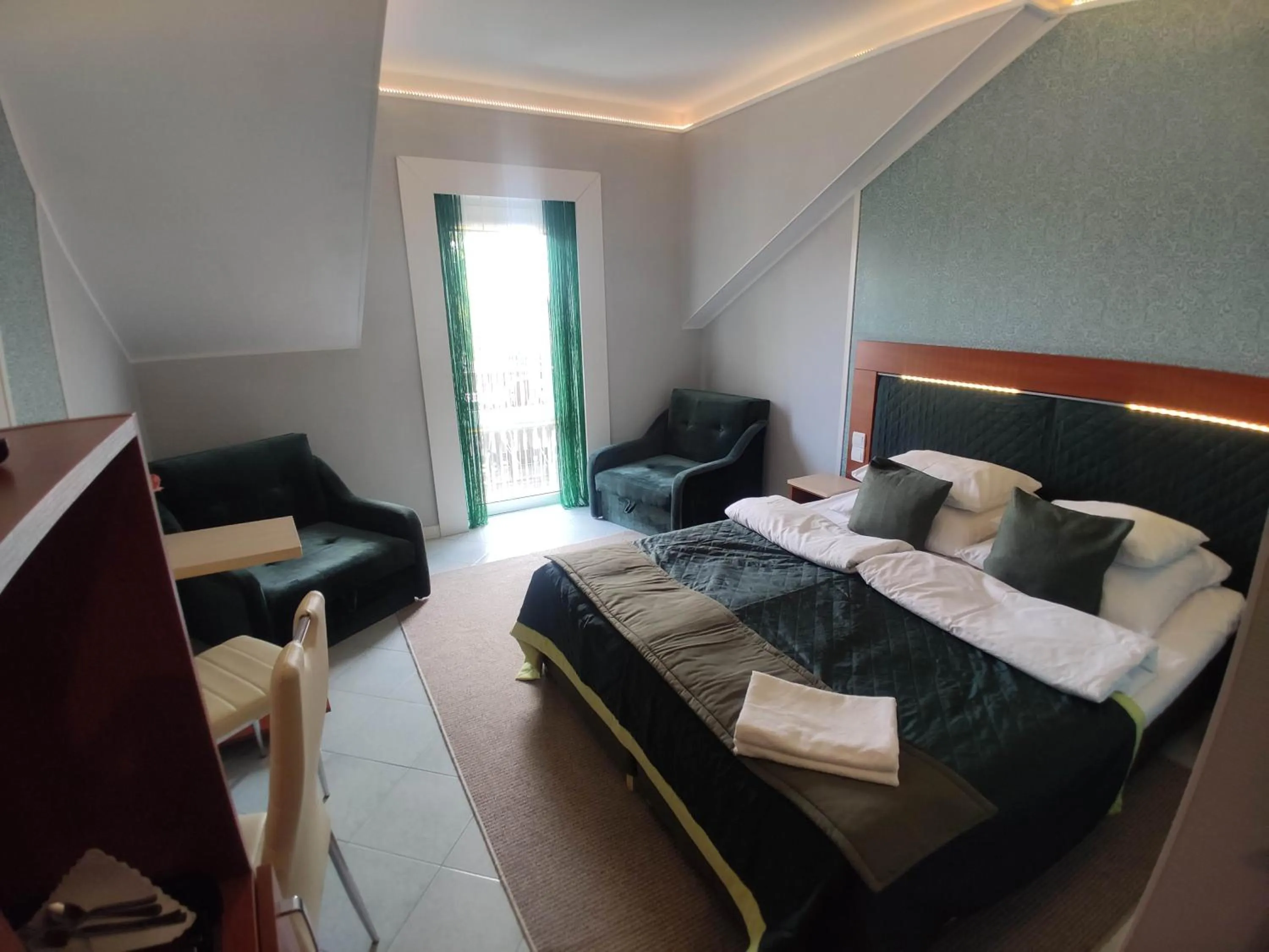 Photo of the whole room, Bed in OW Sargus