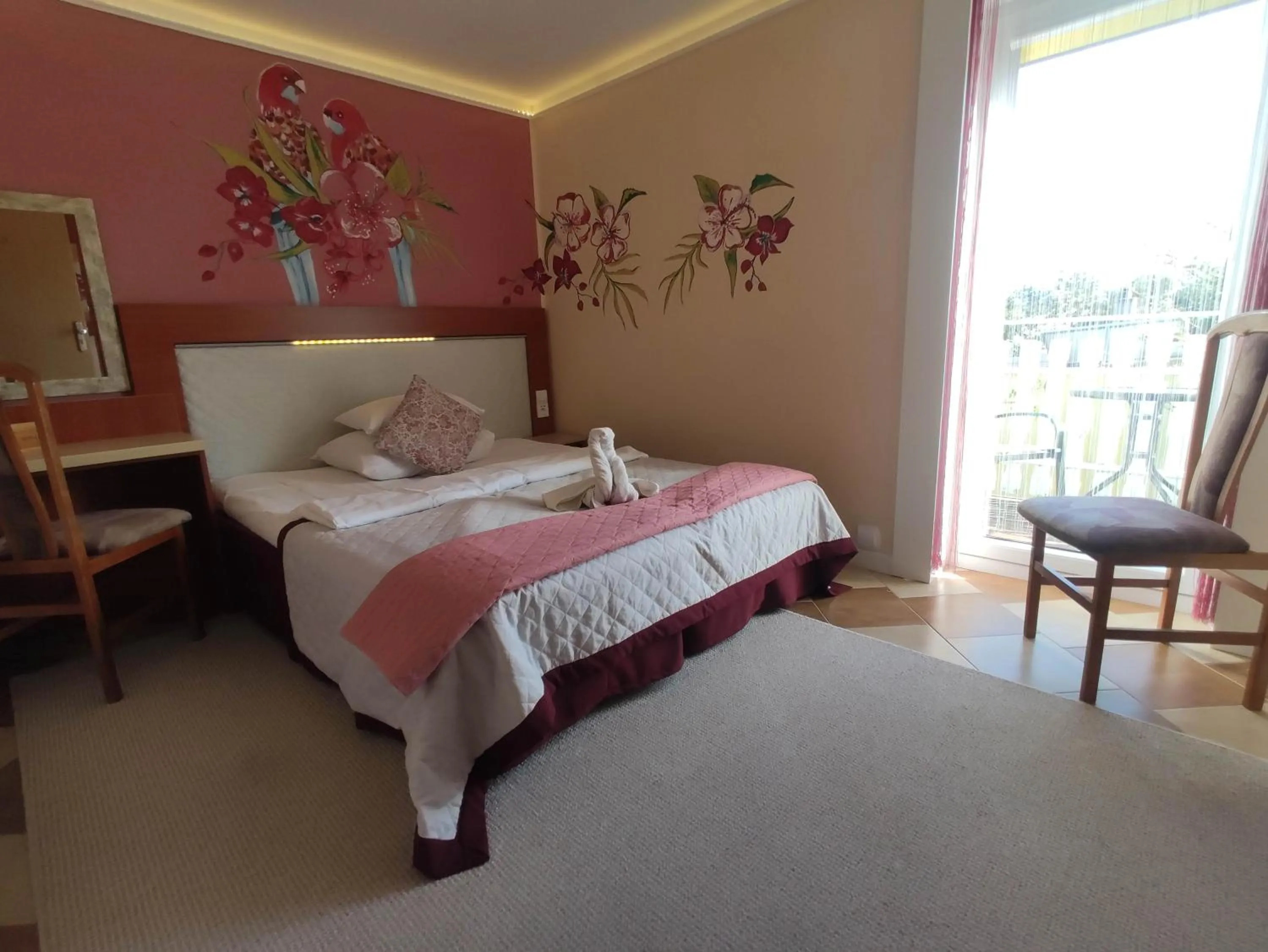 Photo of the whole room, Bed in OW Sargus