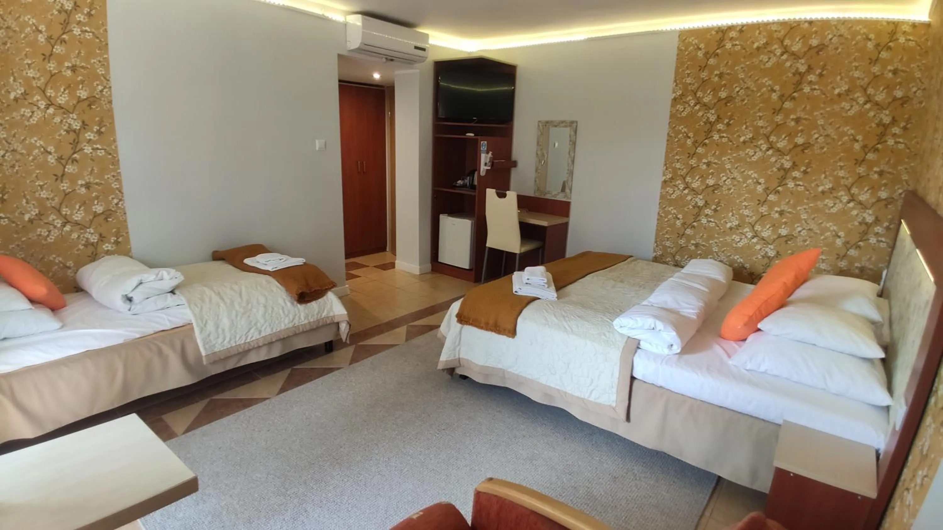 Photo of the whole room, Bed in OW Sargus