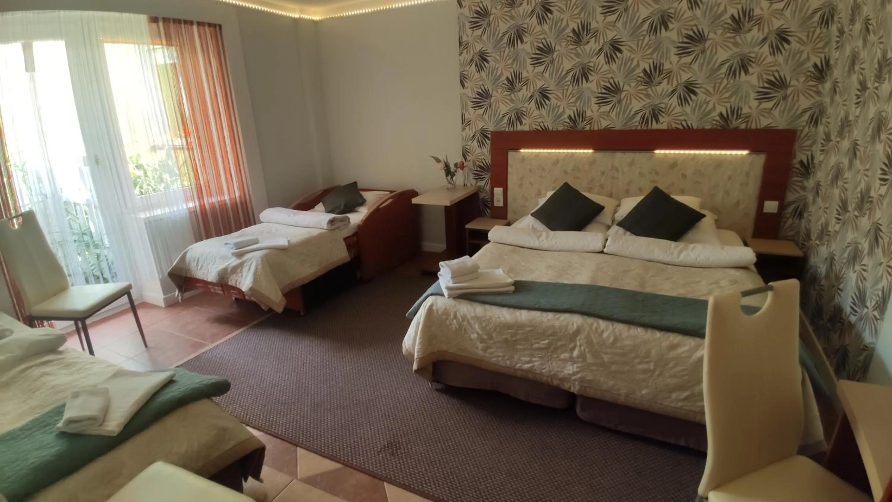 Photo of the whole room, Bed in OW Sargus