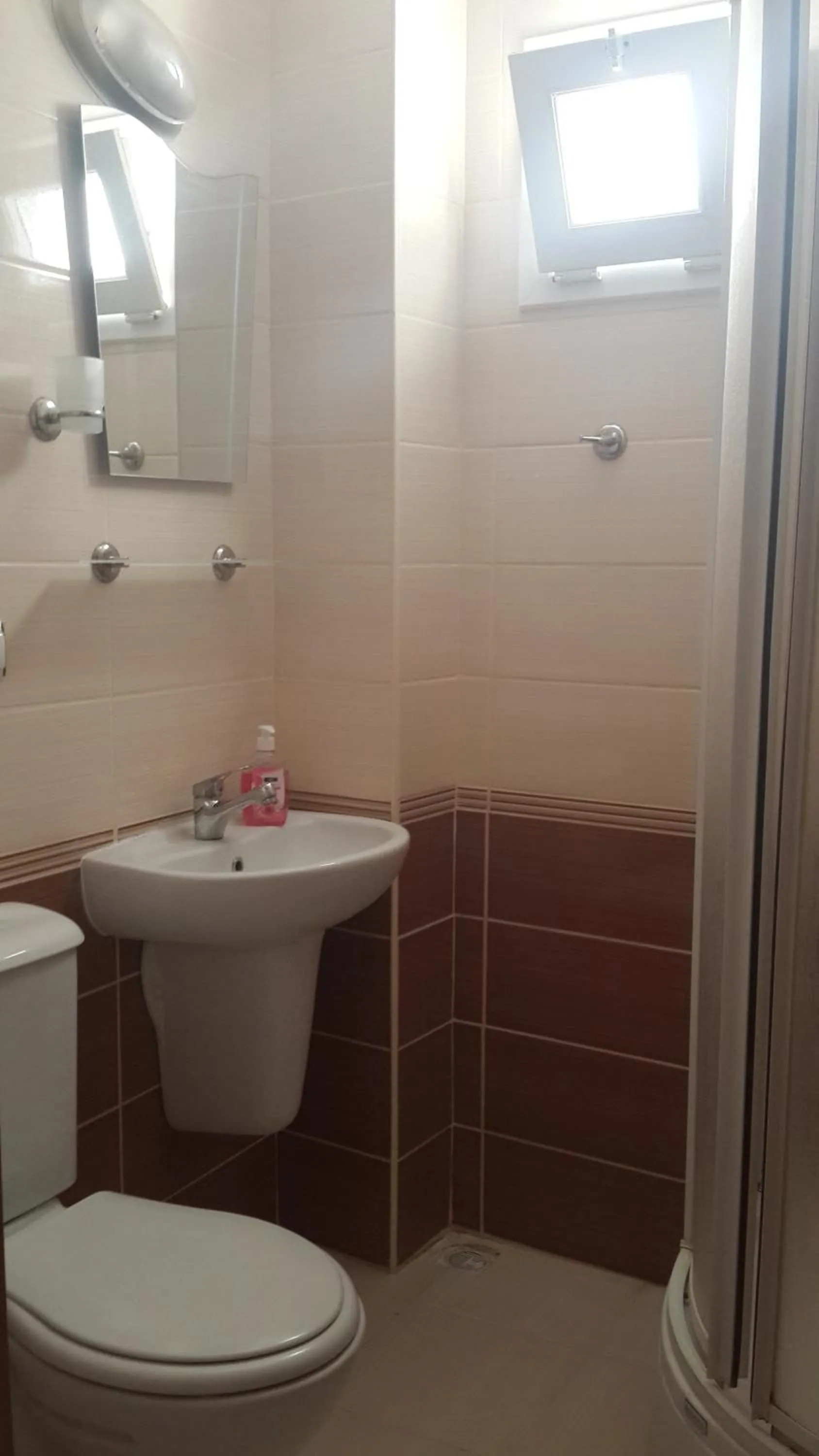 Shower in Altunakar 1 Hotel