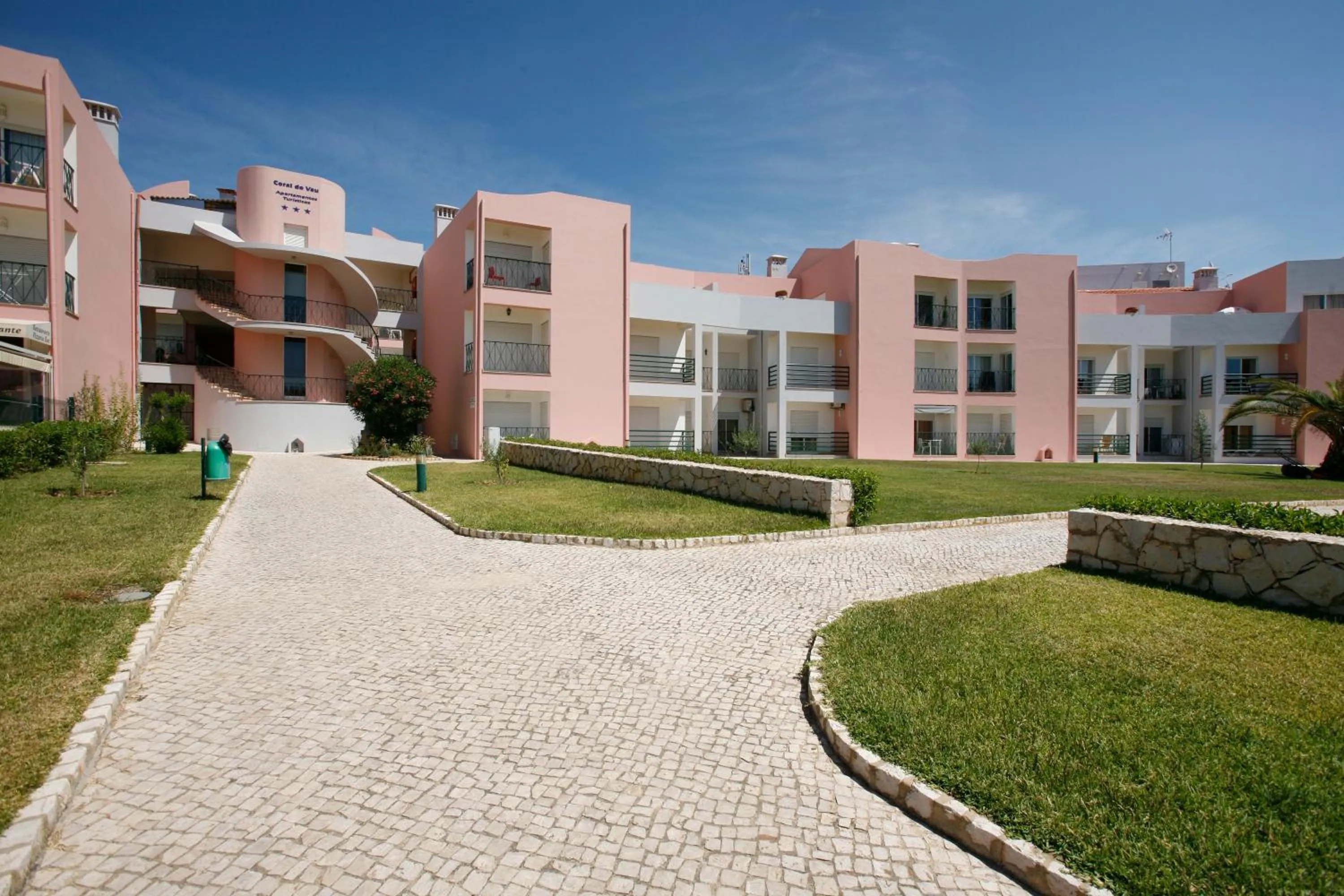 Facade/entrance in Apartamentos Coral do Vau