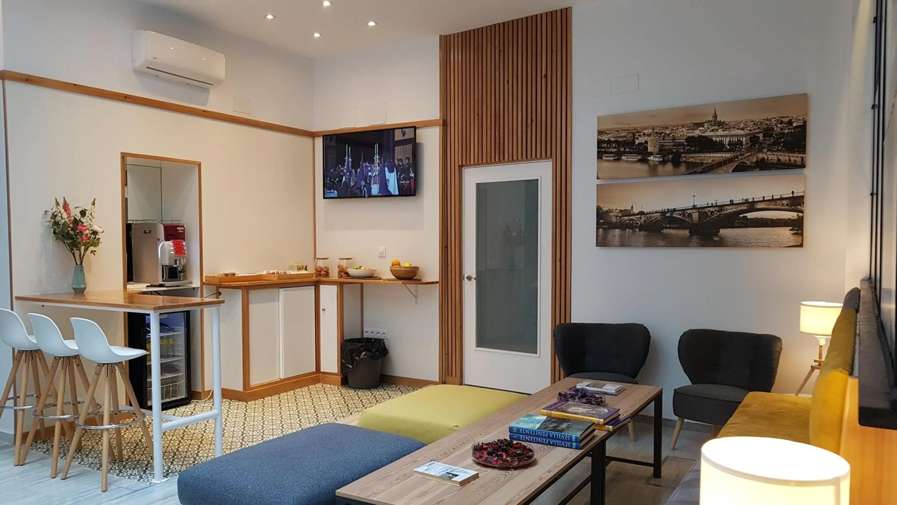 Communal lounge/ TV room in Basic Hotel Sevilla Catedral