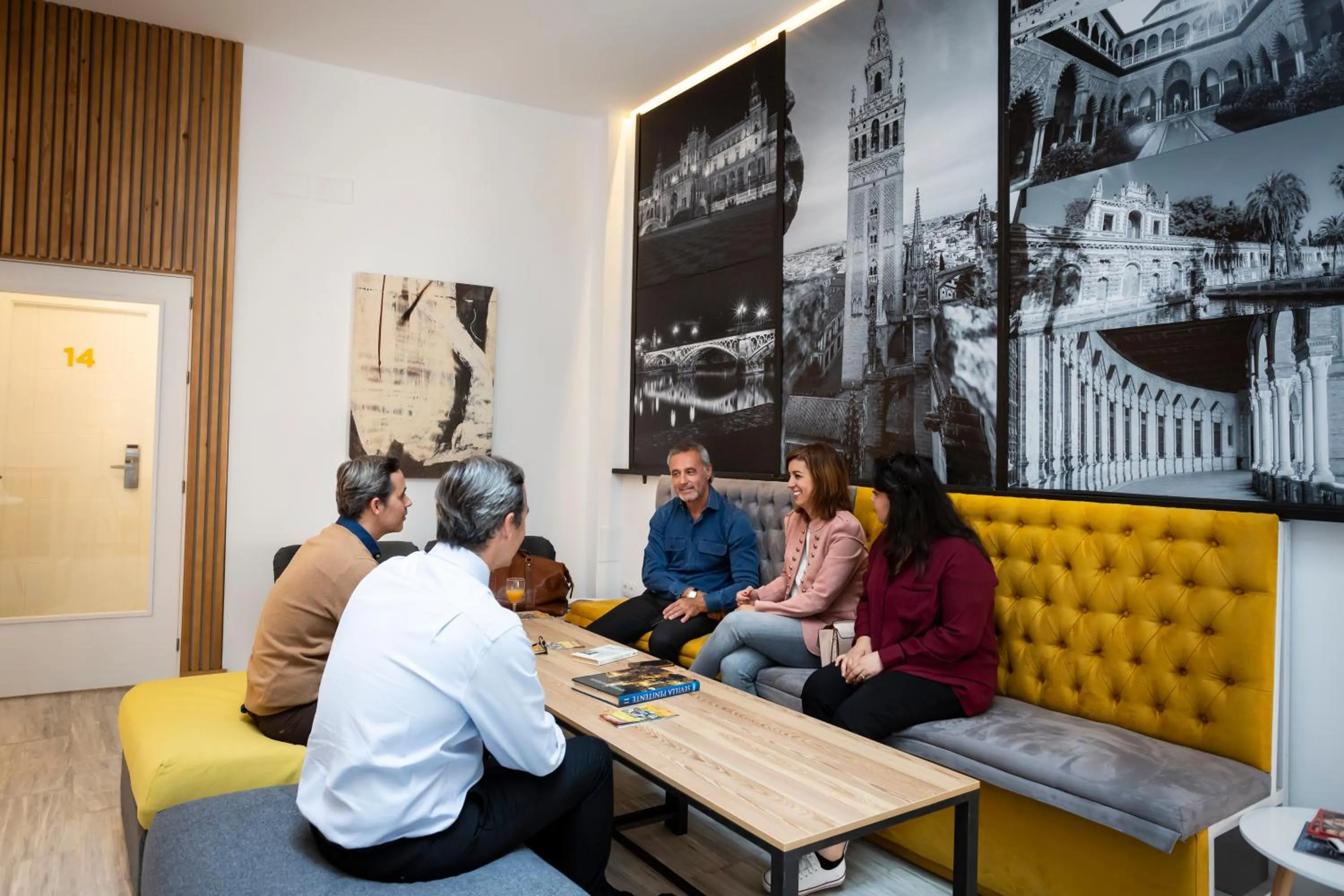 Communal lounge/ TV room in Basic Hotel Sevilla Catedral