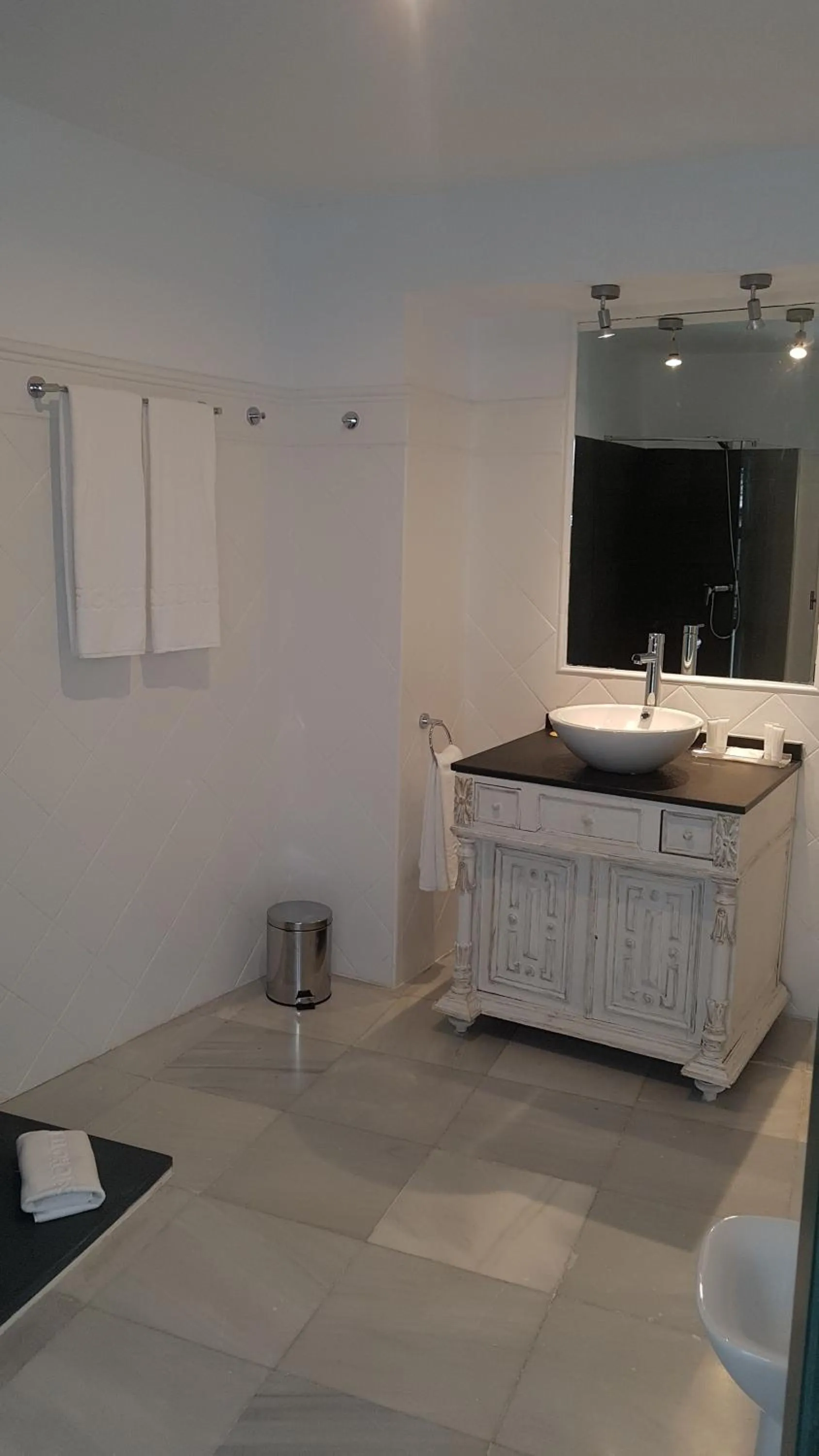 Bathroom in Basic Hotel Sevilla Catedral