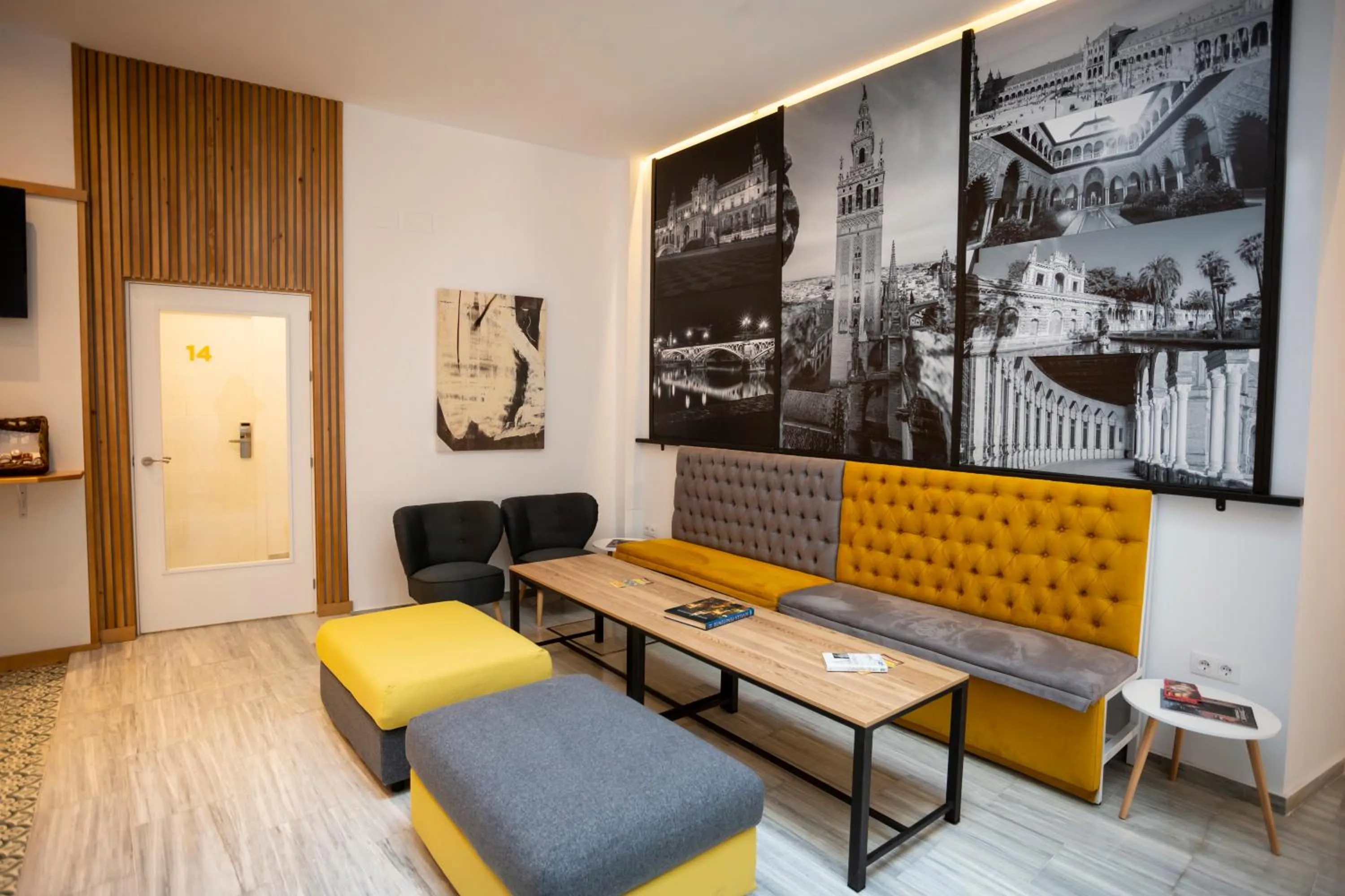 Communal lounge/ TV room in Basic Hotel Sevilla Catedral