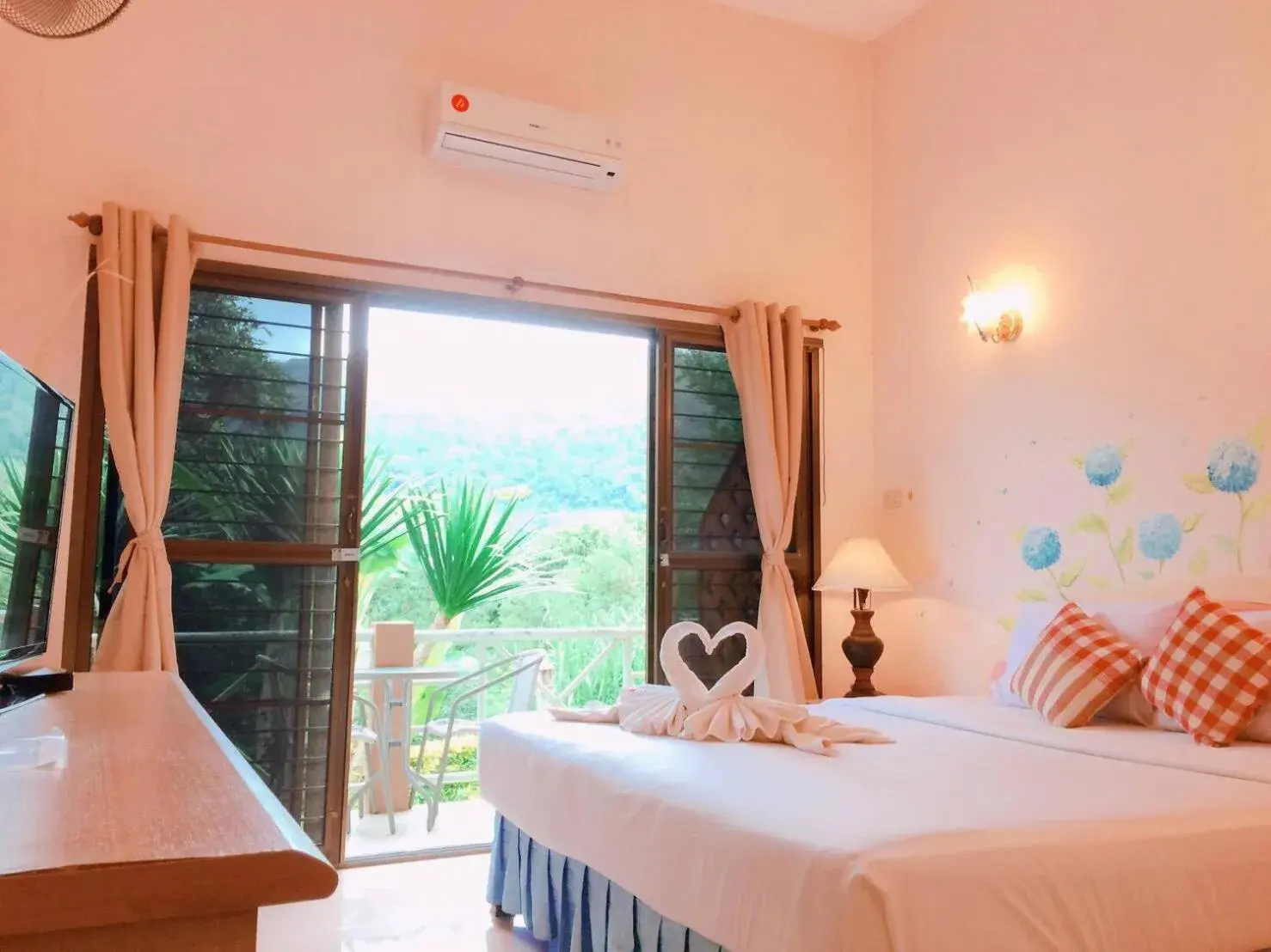 Staff, Bed in Phurua Bussaba Resort & Spa Staff, Bed in Phurua Bussaba Resort & Spa