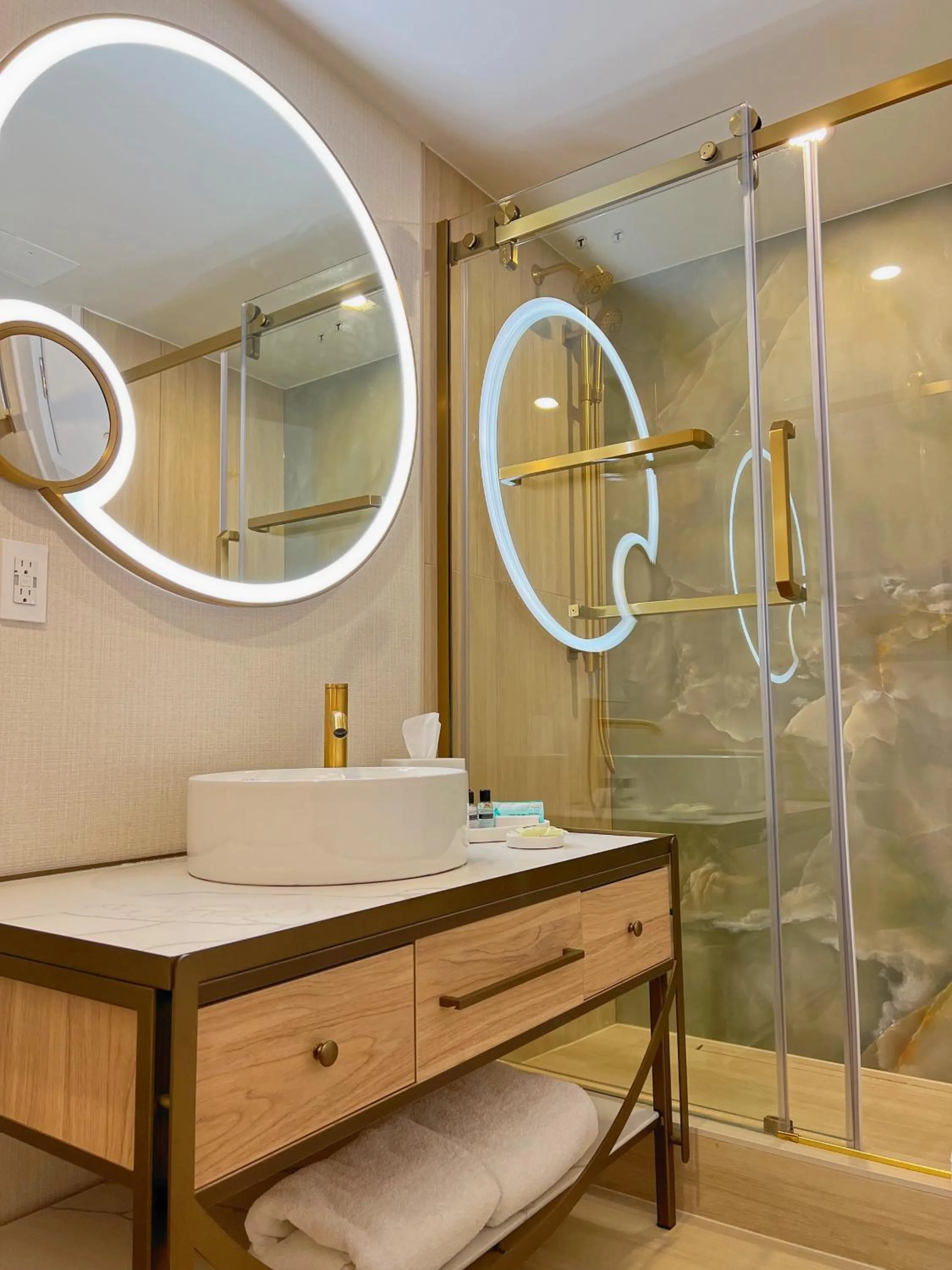 Shower in Hockley Valley Resort