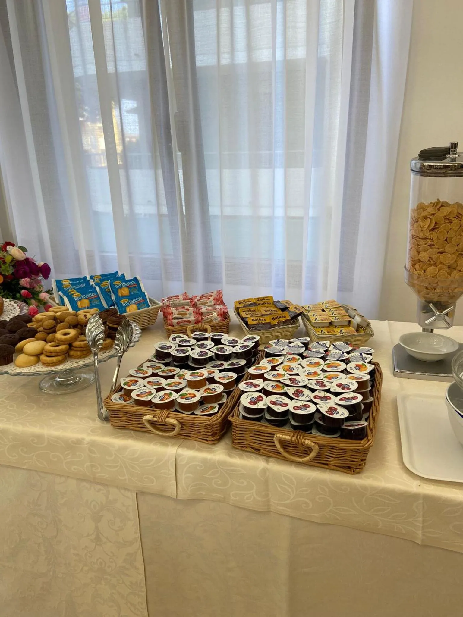 Buffet breakfast in Hotel Linda