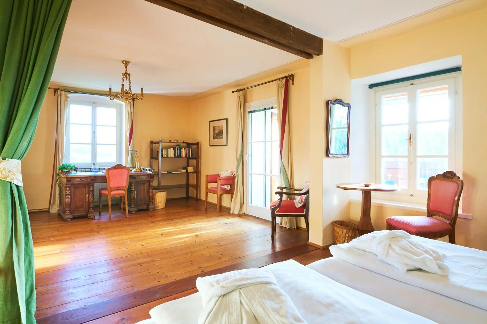 Bedroom, Bed in Hotel Landsitz Pichlschloss