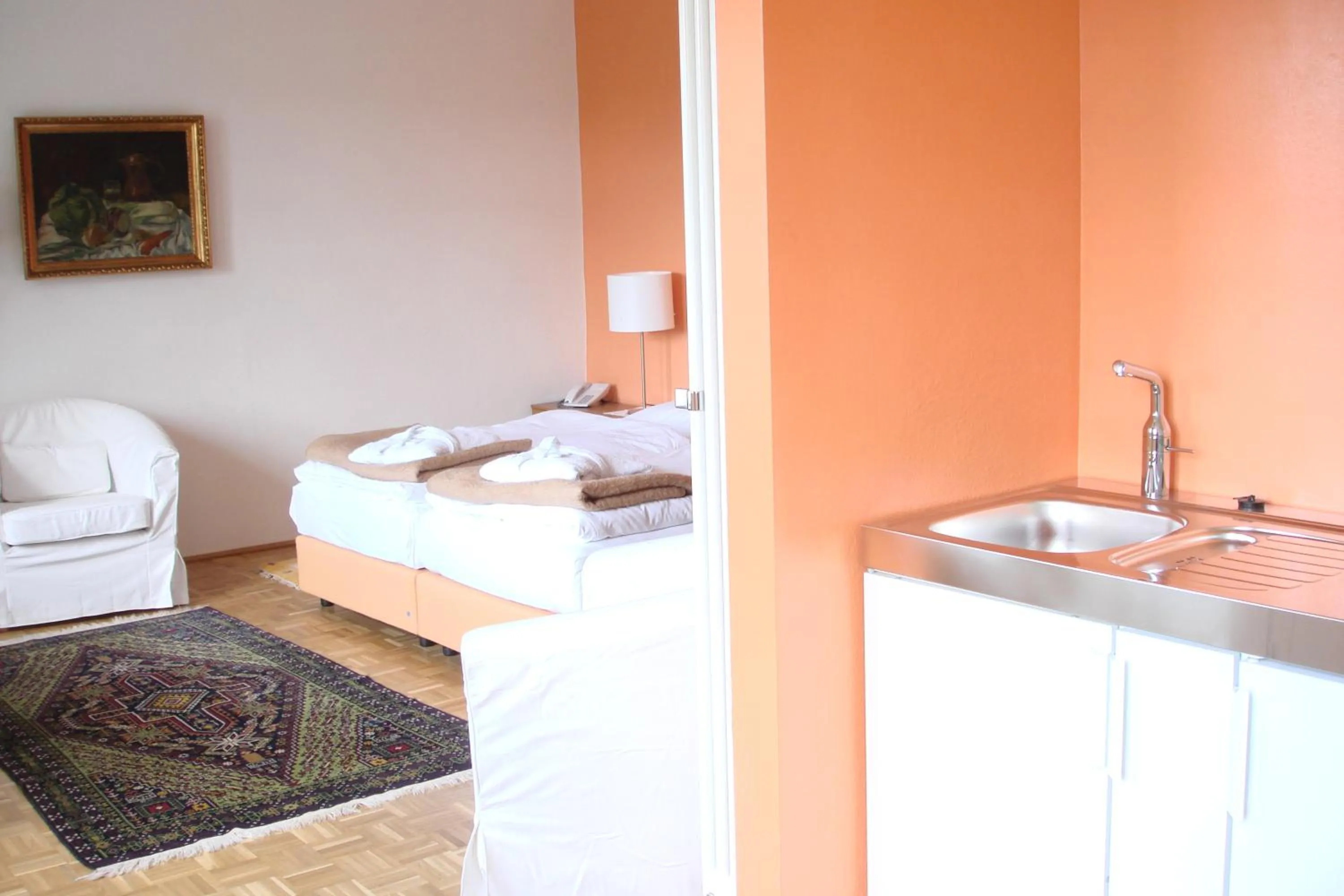 Kitchen or kitchenette, Bed in Hotel Landsitz Pichlschloss