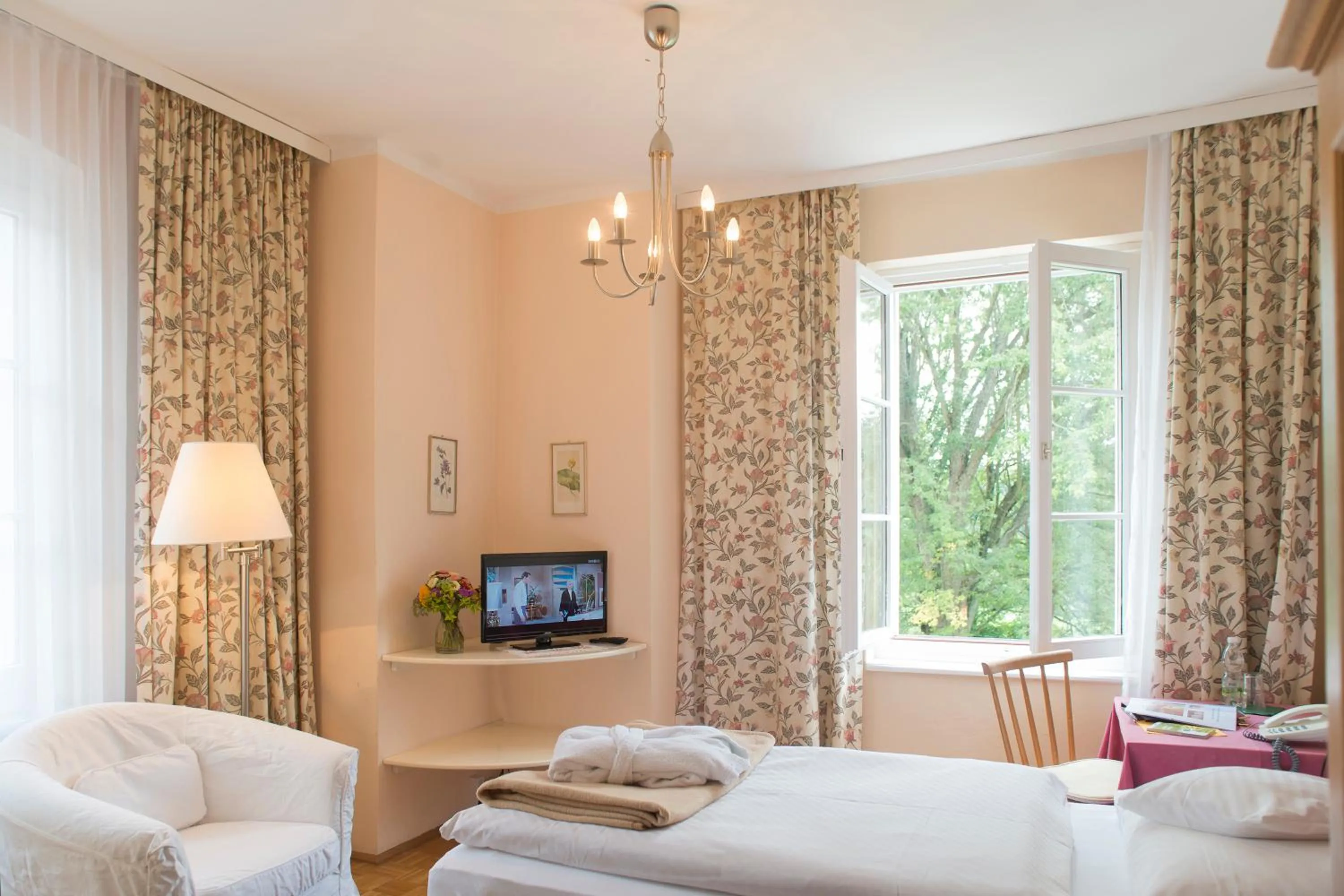 Photo of the whole room, Bed in Hotel Landsitz Pichlschloss