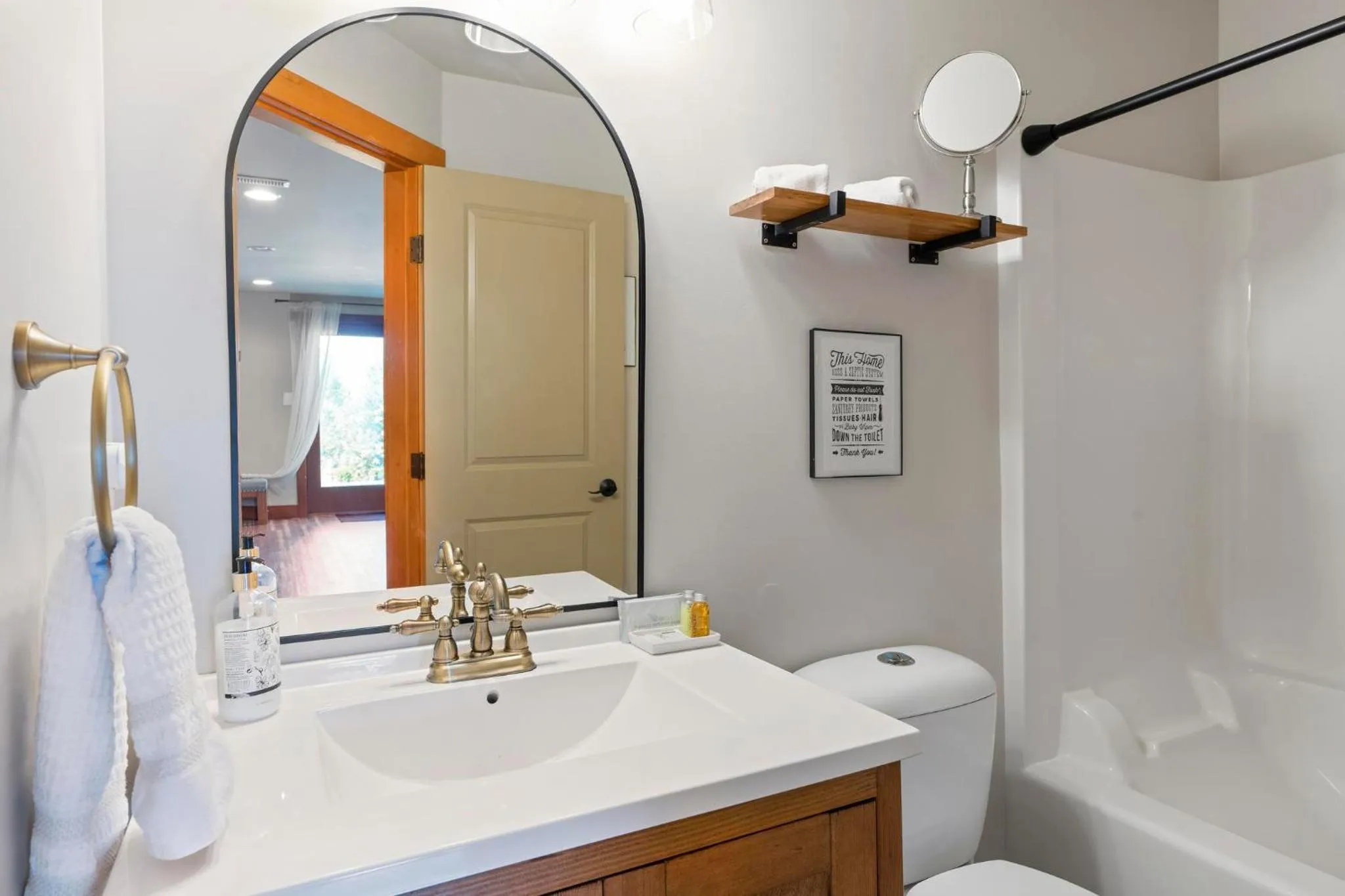 Bath in Shawnigan Hills Guest Suite