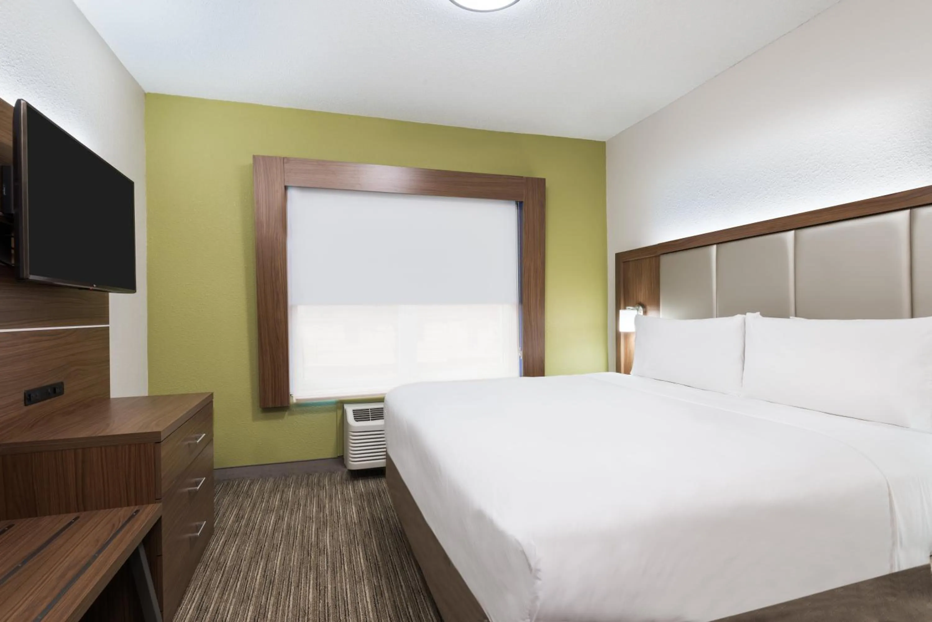 Photo of the whole room, Bed in Holiday Inn Express & Suites - Columbus Airport East by IHG