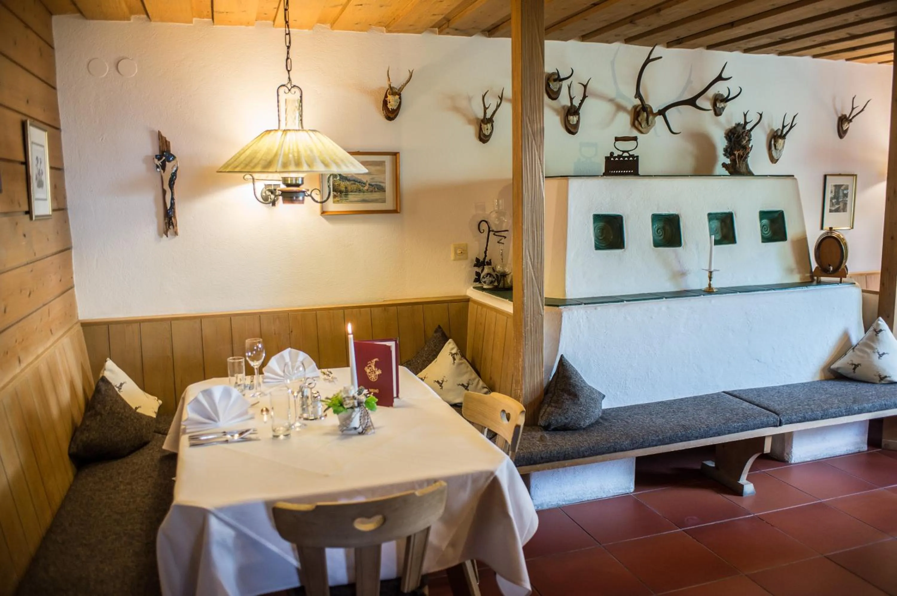 Restaurant/places to eat in Hotel Helga