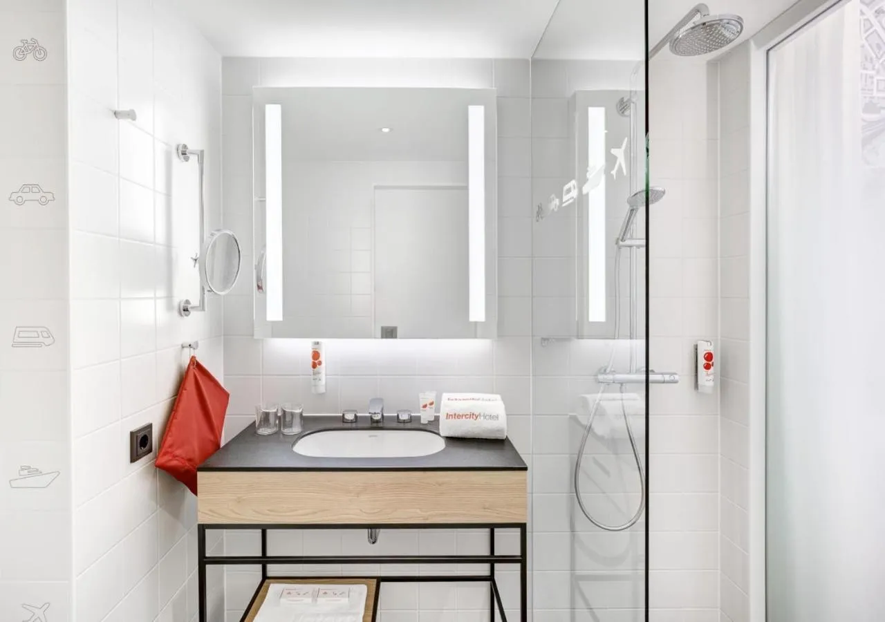 Bathroom, Bed in IntercityHotel Frankfurt Hauptbahnhof Süd