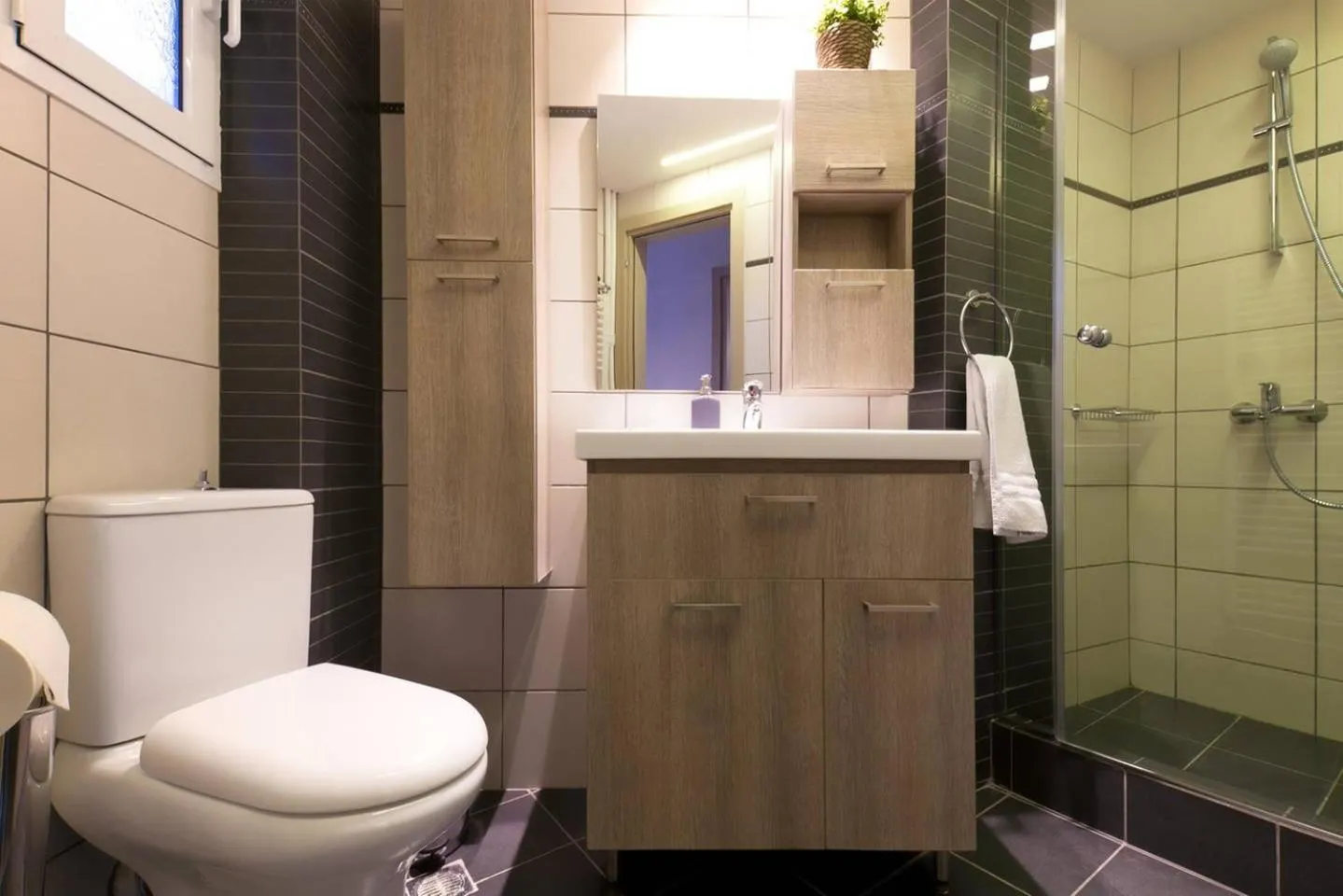 Bathroom in TONI'S 2BD Modern flat in Koukaki near Acropoli