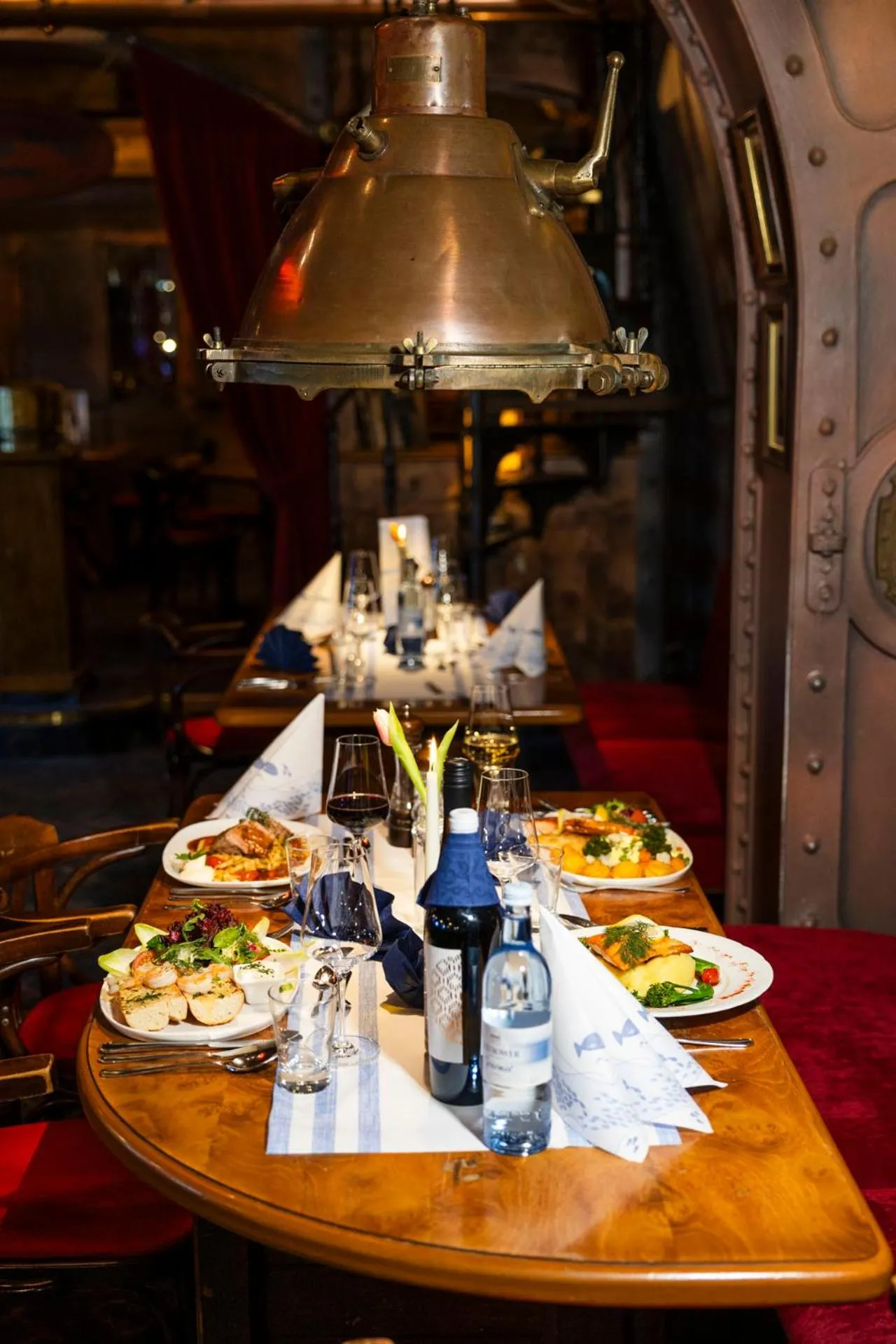 Restaurant/places to eat in Hotel Nautilus