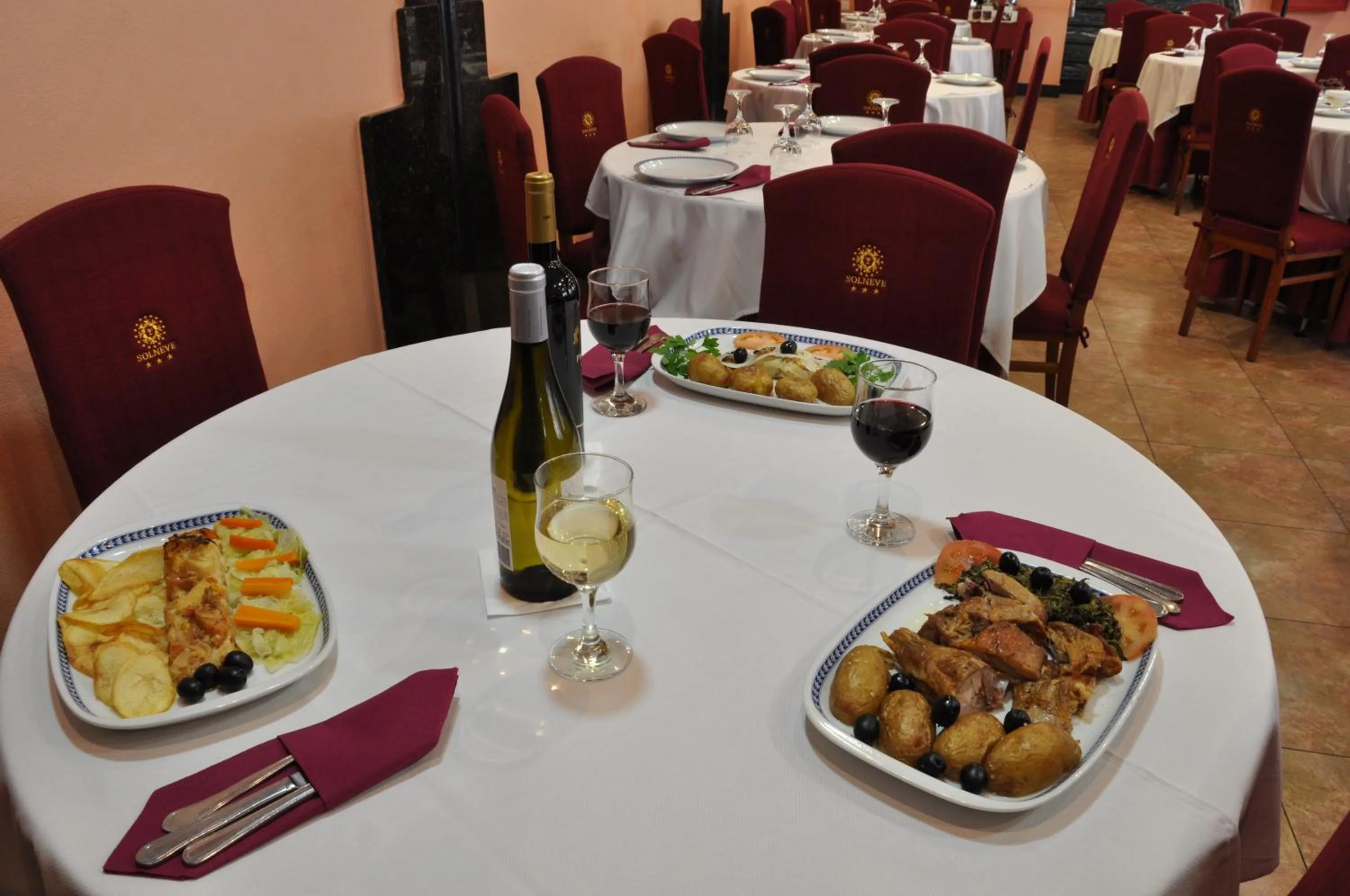 Restaurant/places to eat in Hotel Solneve