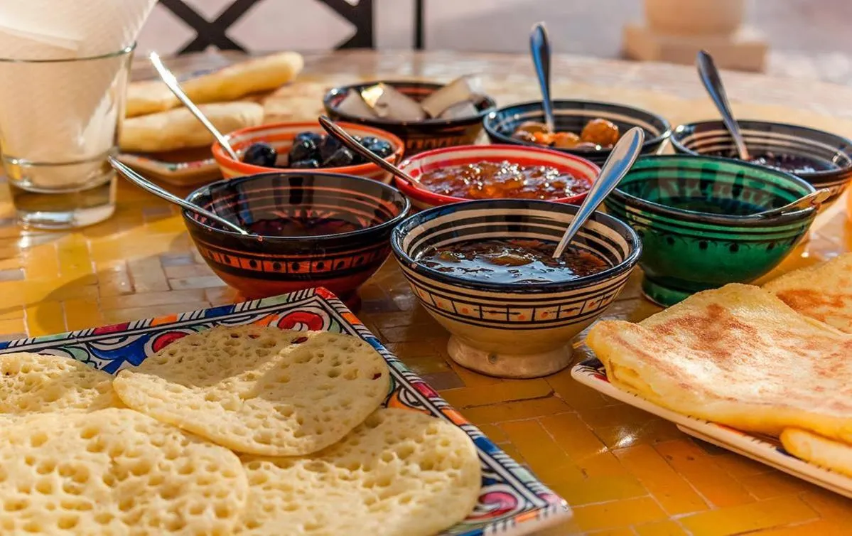 Restaurant/places to eat in Karim Sahara