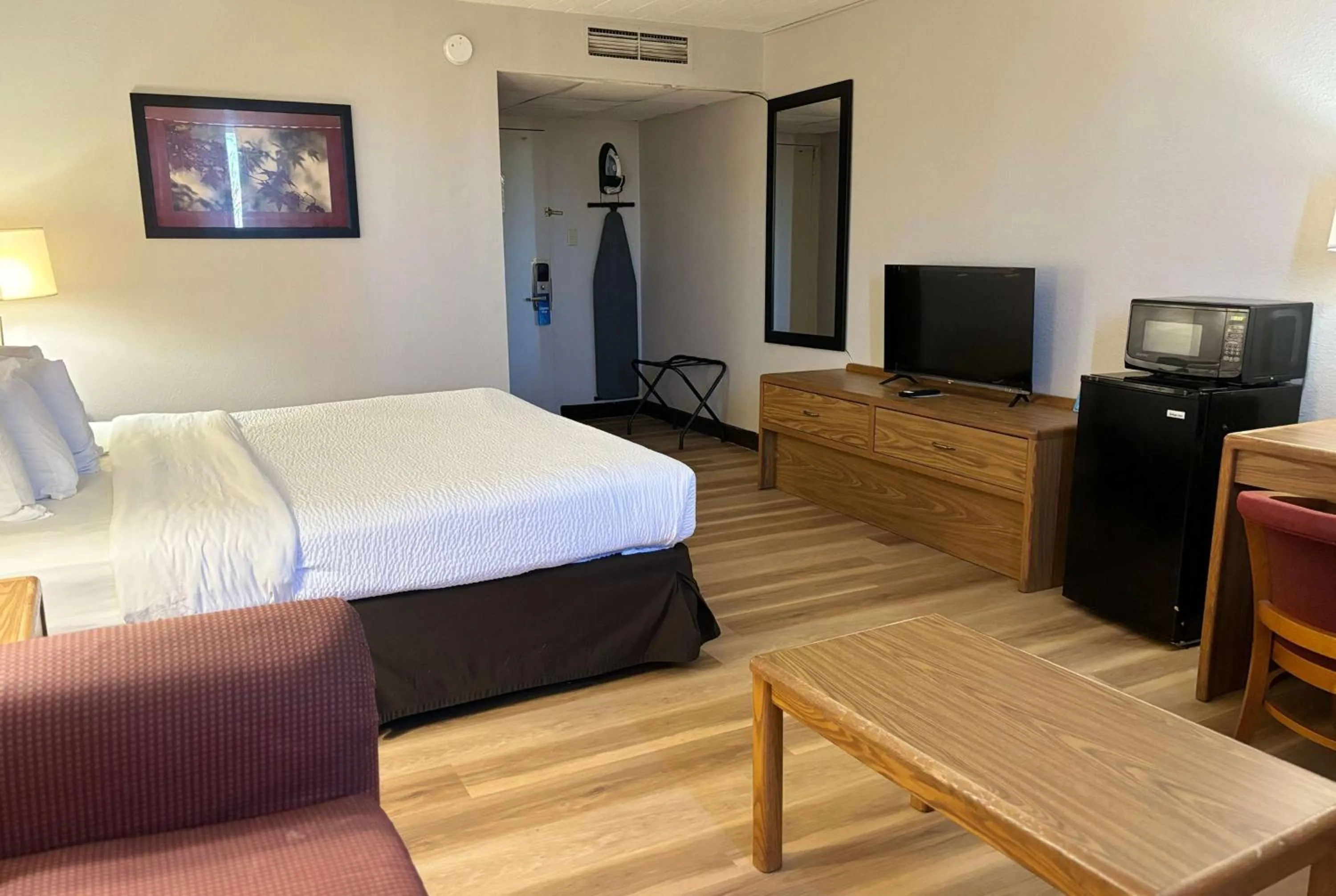 Photo of the whole room, Bed in Days Inn by Wyndham Williamsport