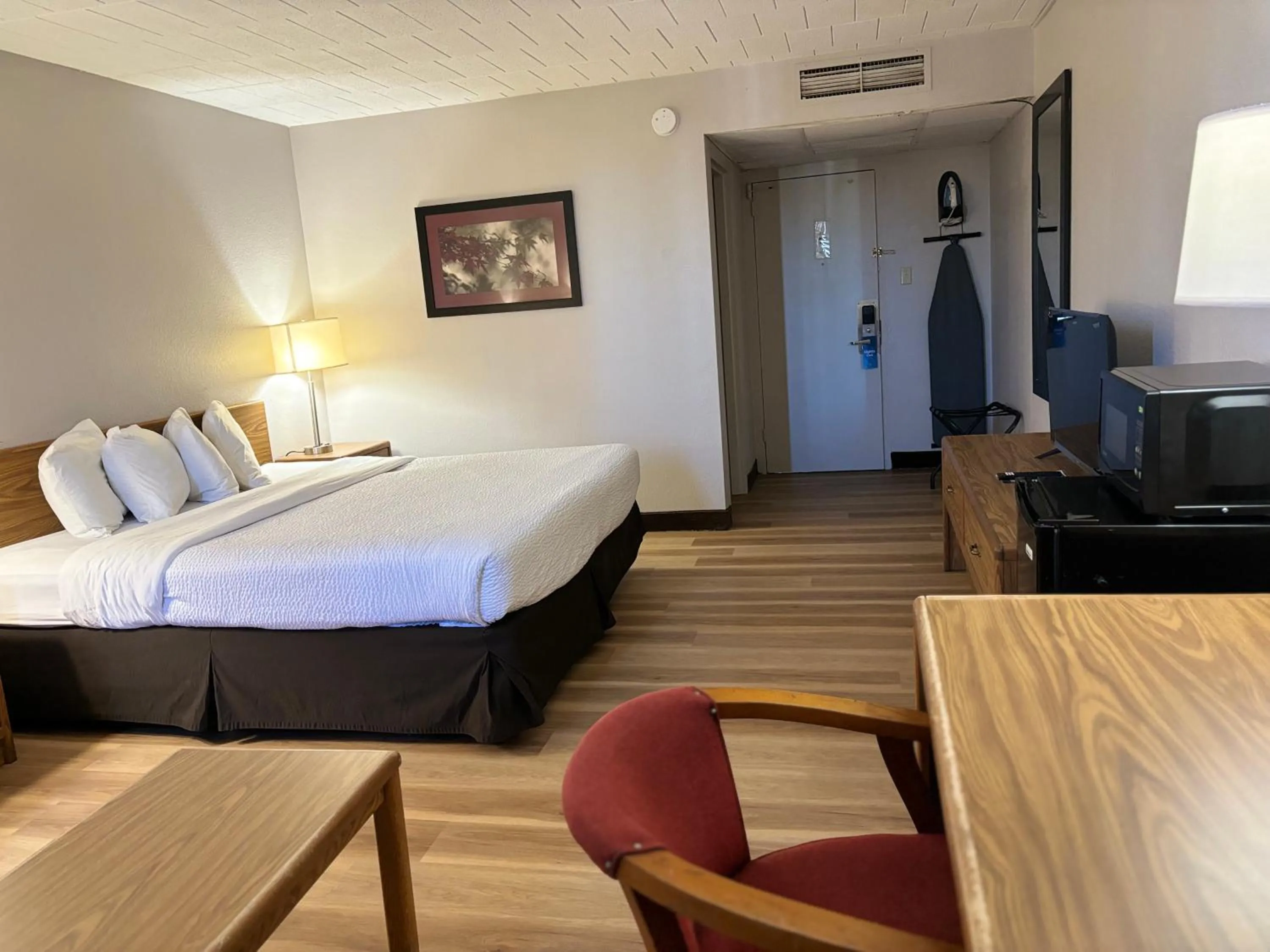 Living room, Bed in Days Inn by Wyndham Williamsport