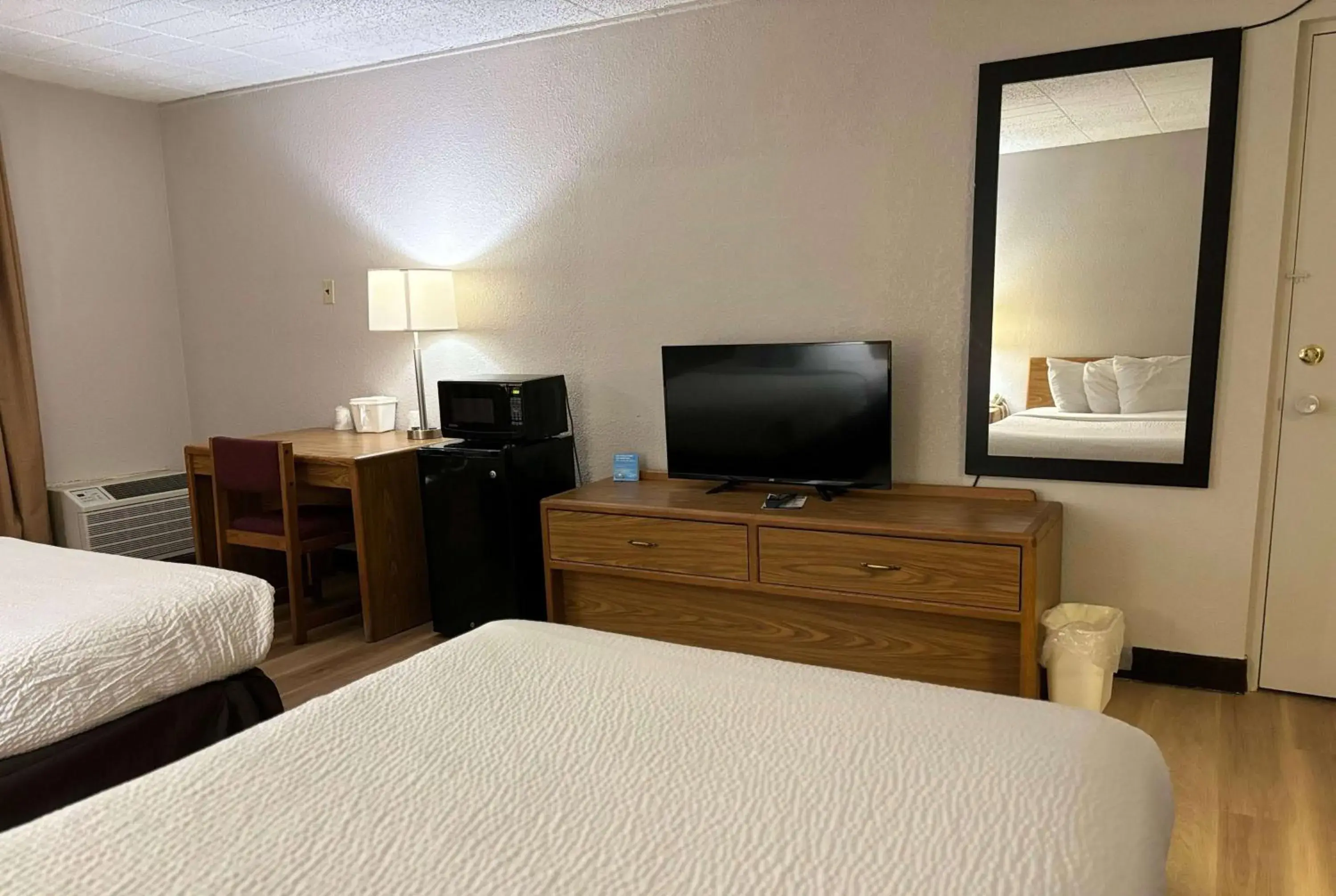 Photo of the whole room, Bed in Days Inn by Wyndham Williamsport Photo of the whole room, Bed in Days Inn by Wyndham Williamsport