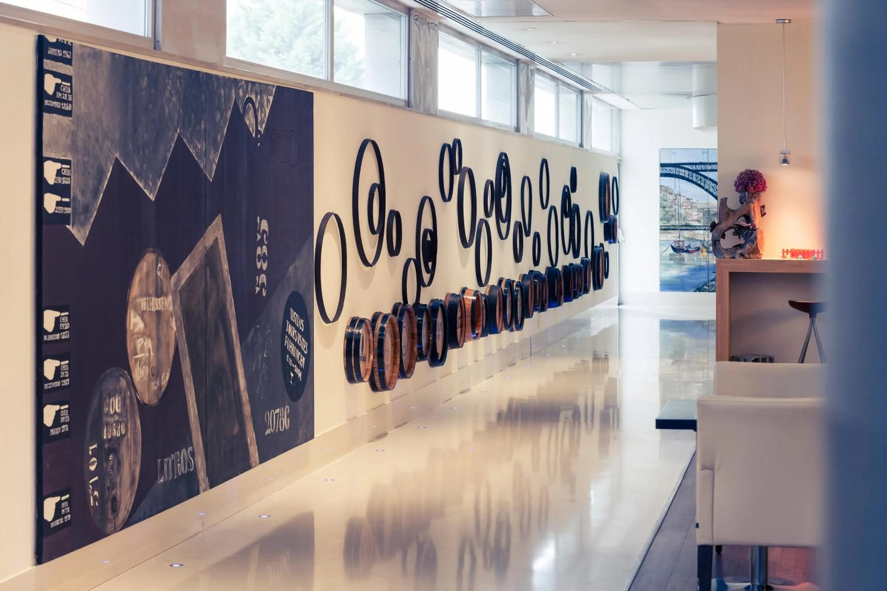 Communal lounge/ TV room in Hotel Mercure Porto Gaia