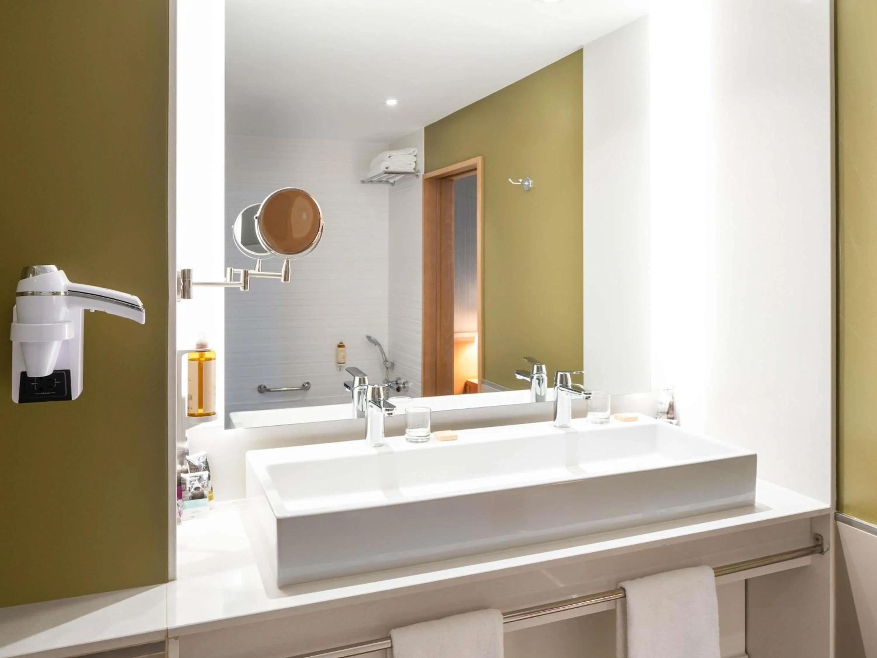 Photo of the whole room in Hotel Mercure Porto Gaia