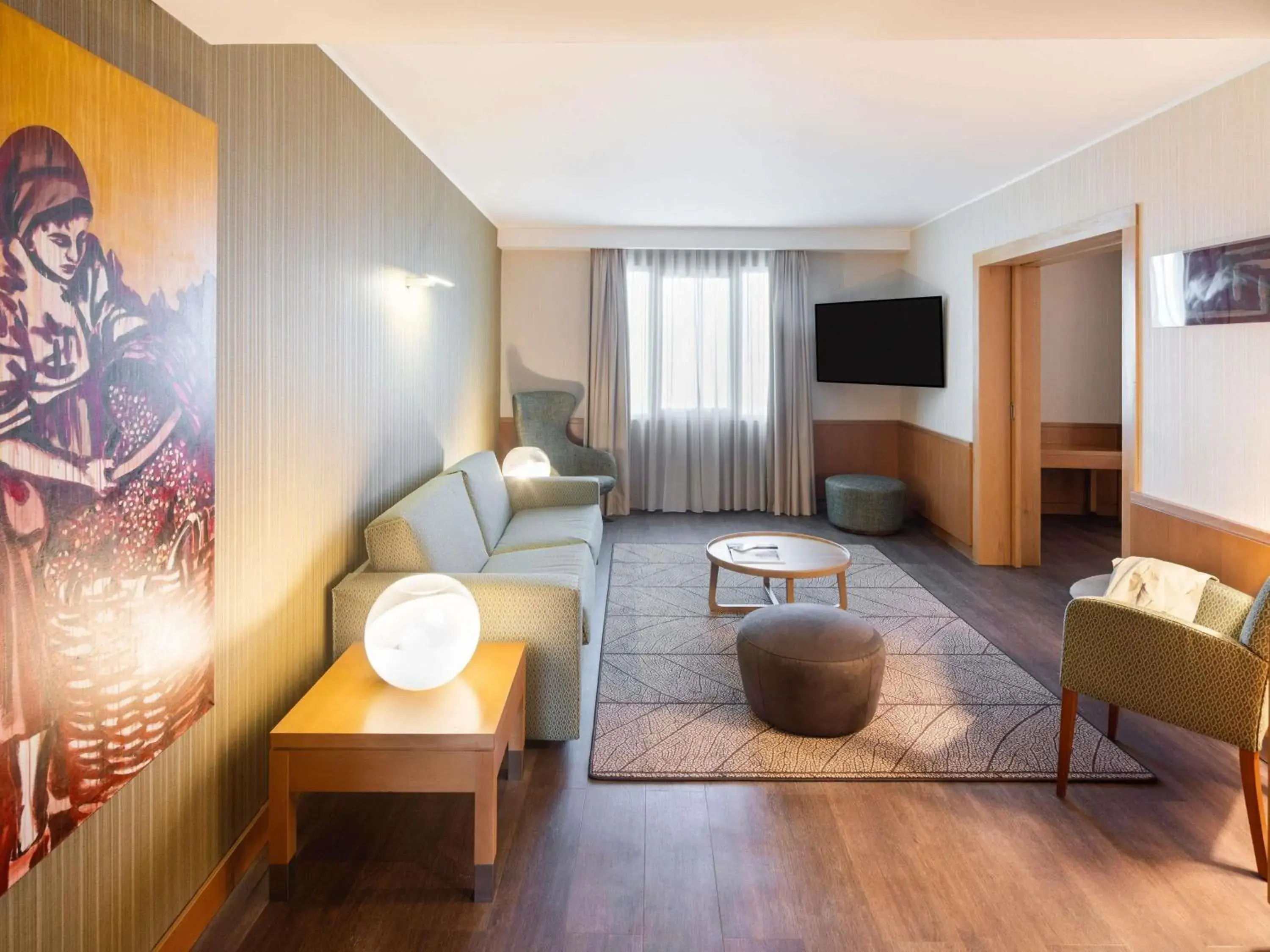 Photo of the whole room in Hotel Mercure Porto Gaia Photo of the whole room in Hotel Mercure Porto Gaia